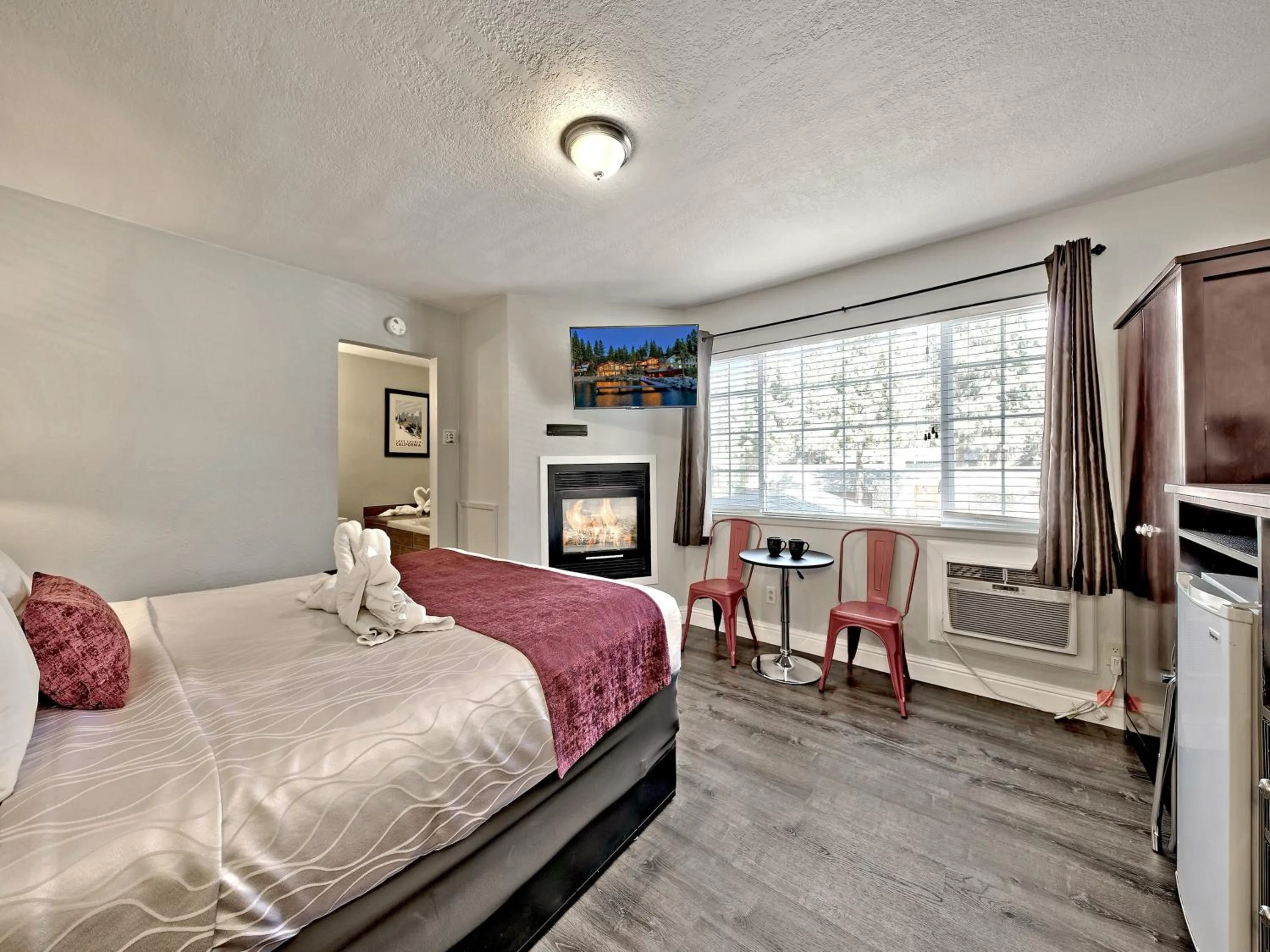 Photo of the whole room, Bed in Heavenly Inn Lake Tahoe