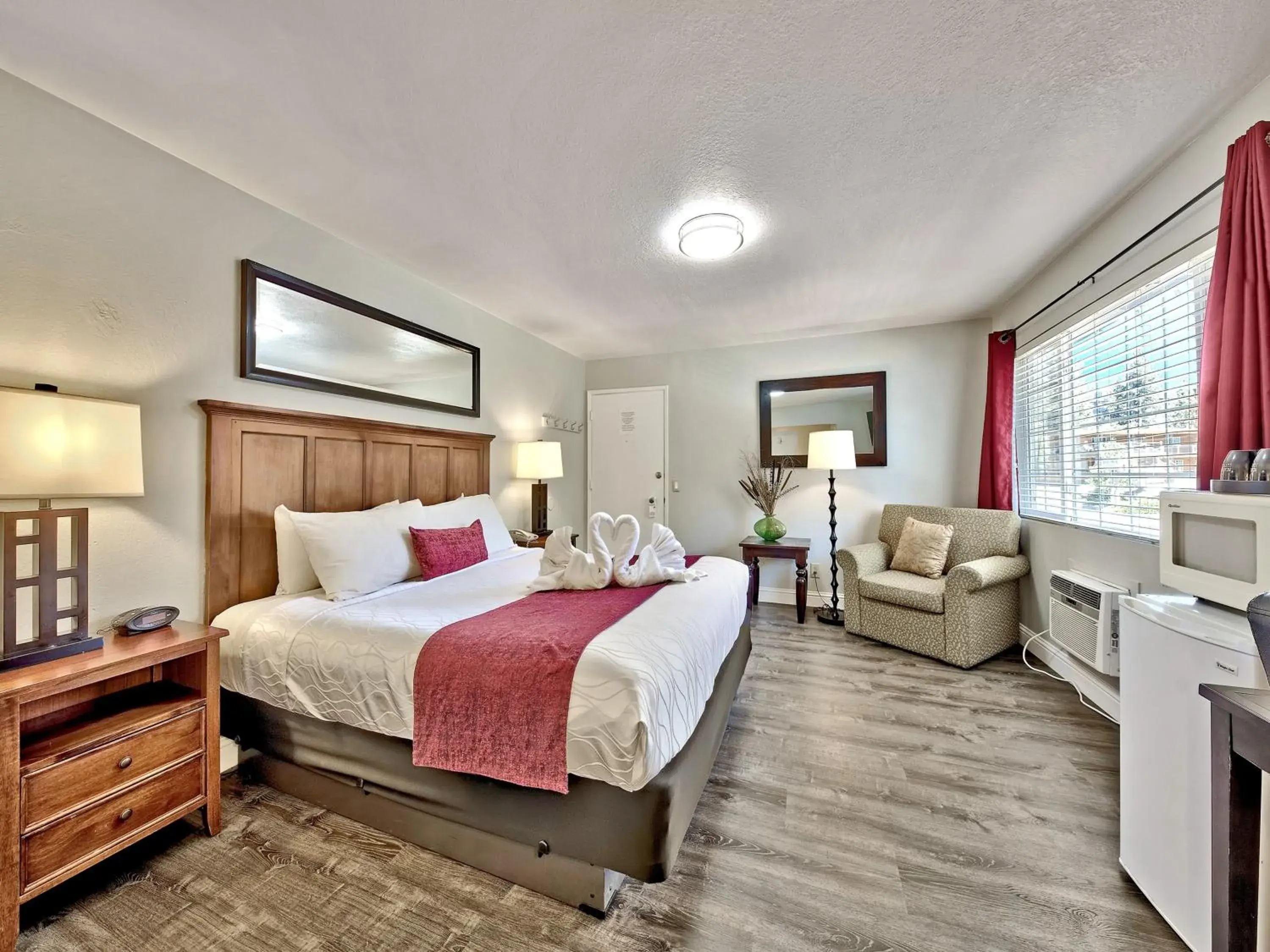 Photo of the whole room, Bed in Heavenly Inn Lake Tahoe Photo of the whole room, Bed in Heavenly Inn Lake Tahoe