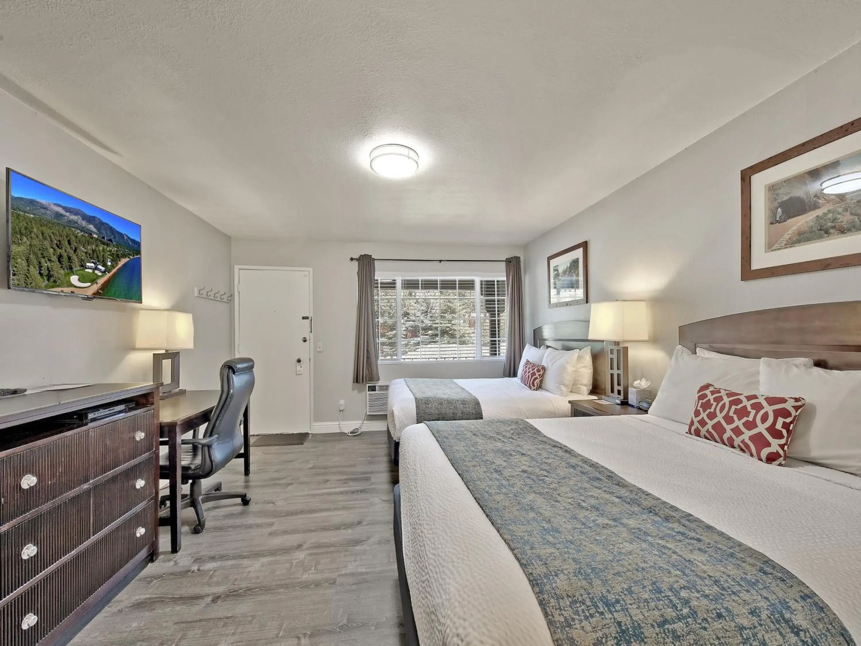 Photo of the whole room, Bed in Heavenly Inn Lake Tahoe Photo of the whole room, Bed in Heavenly Inn Lake Tahoe