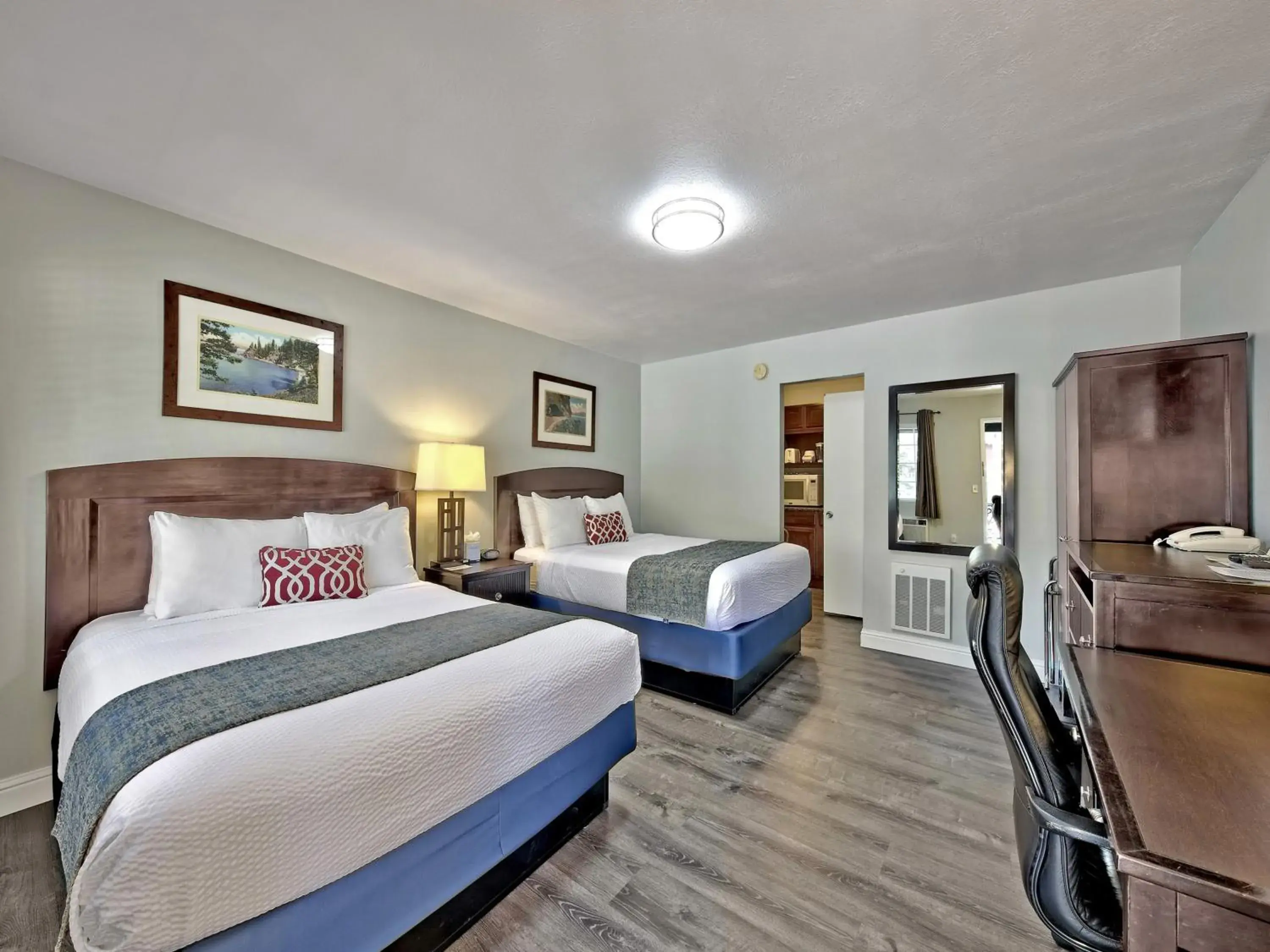 Photo of the whole room, Bed in Heavenly Inn Lake Tahoe Photo of the whole room, Bed in Heavenly Inn Lake Tahoe