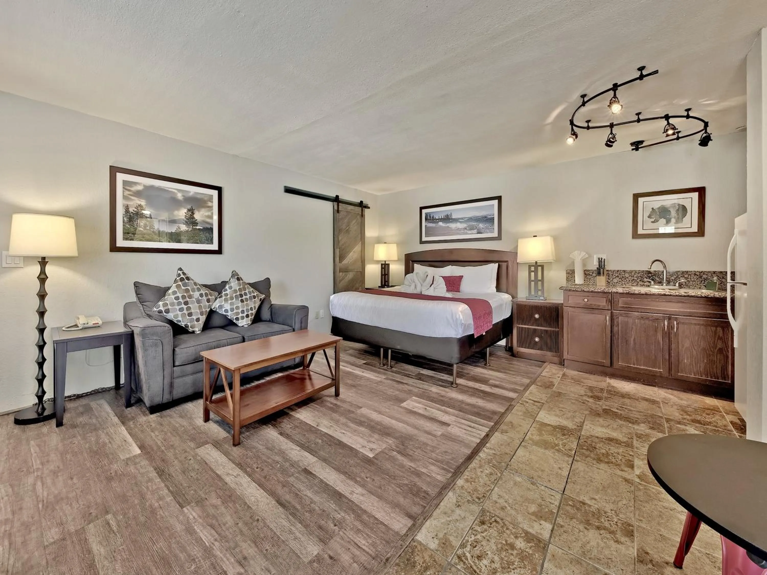 Photo of the whole room, Bed in Heavenly Inn Lake Tahoe