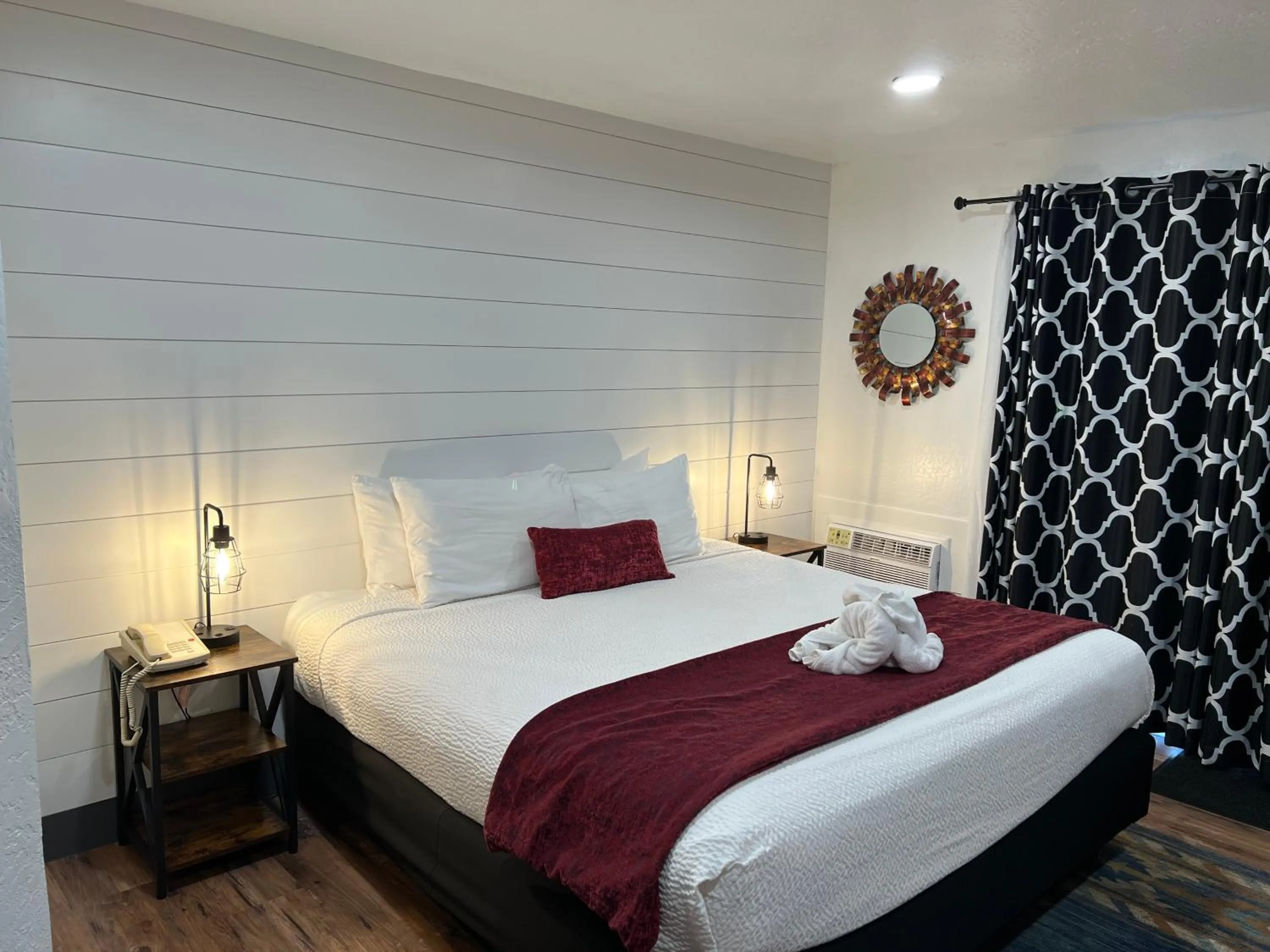 View (from property/room), Bed in Heavenly Inn Lake Tahoe