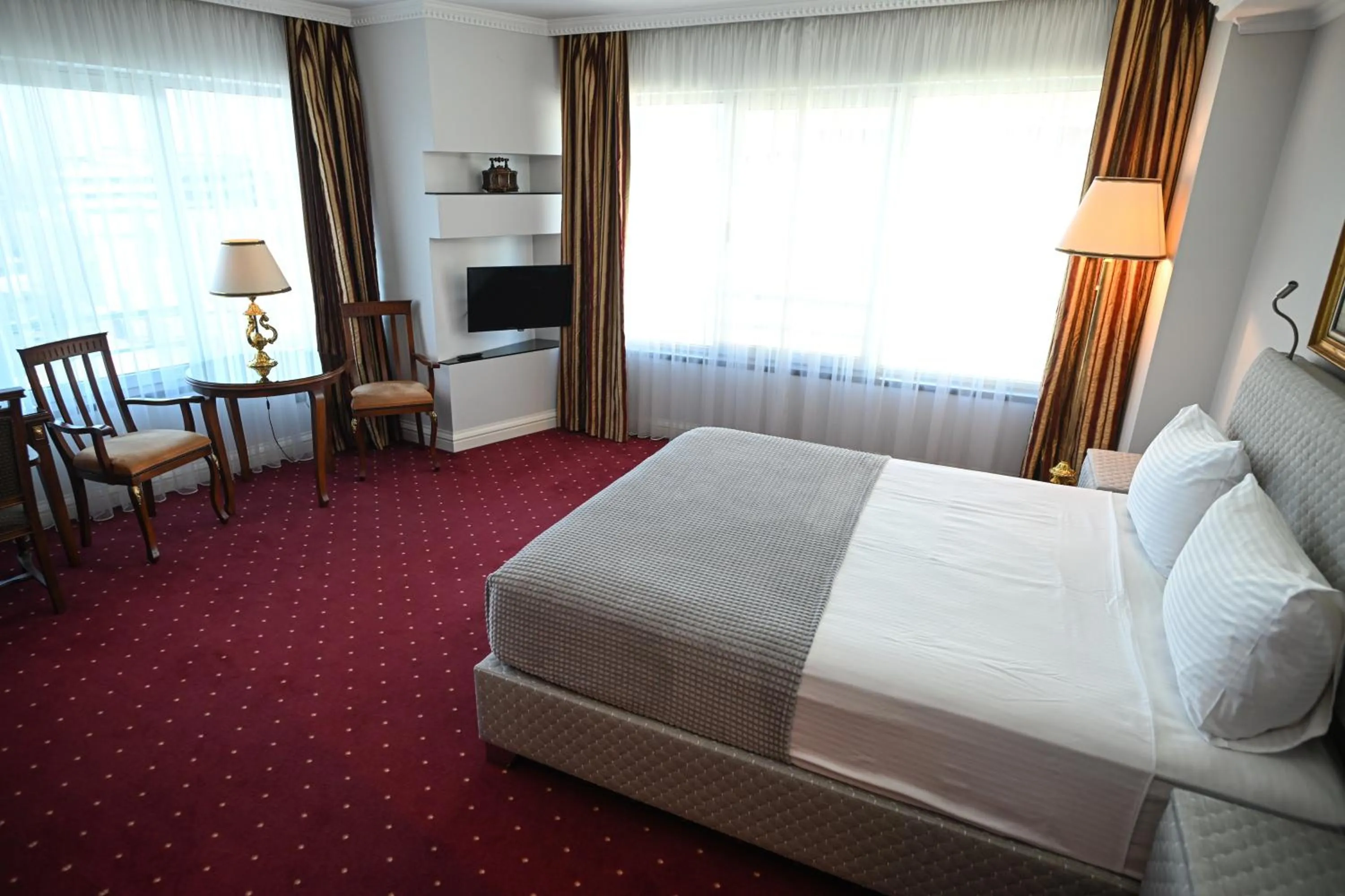 Bed in Stone Bridge Hotel