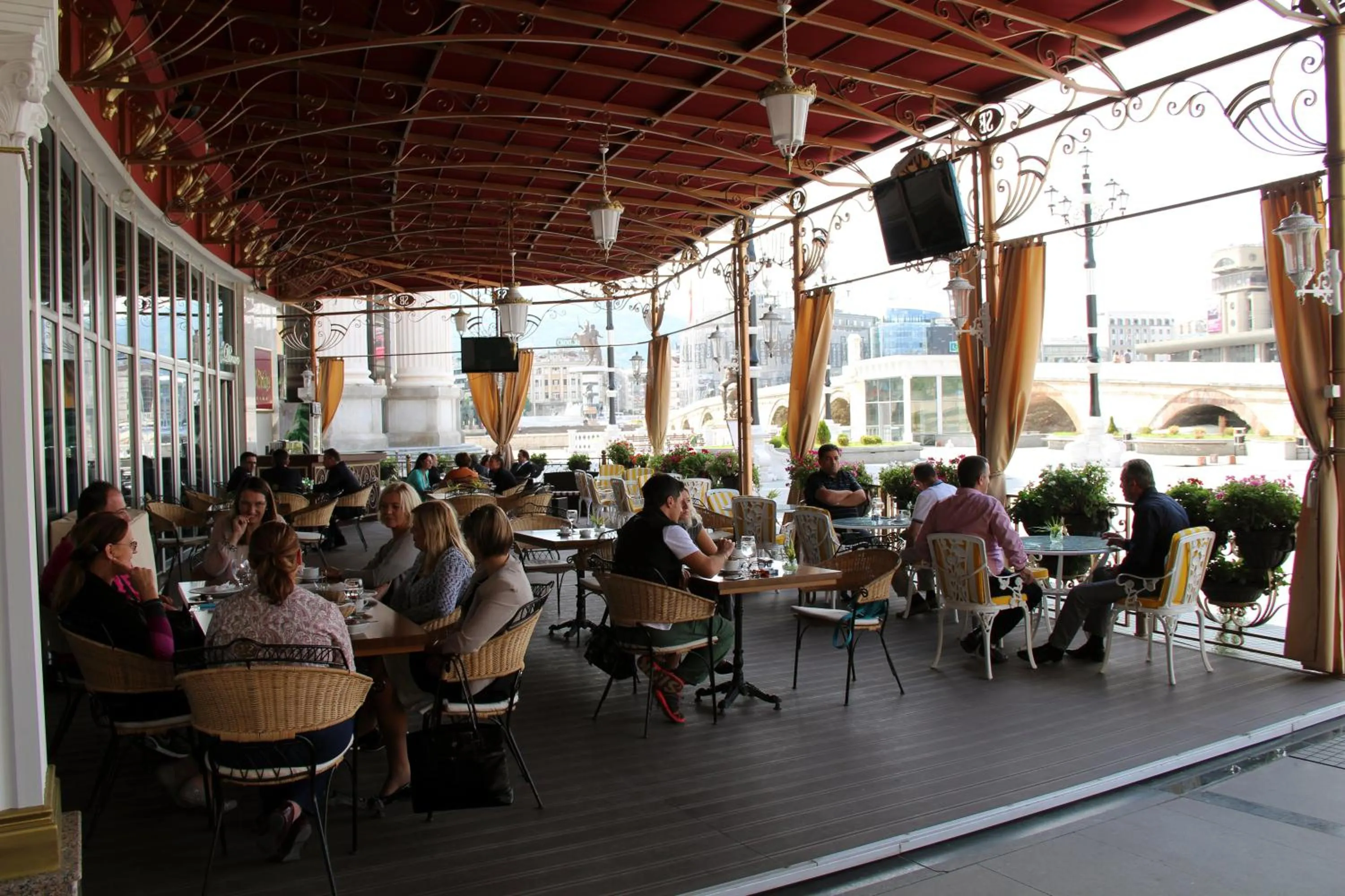 Lounge or bar in Stone Bridge Hotel