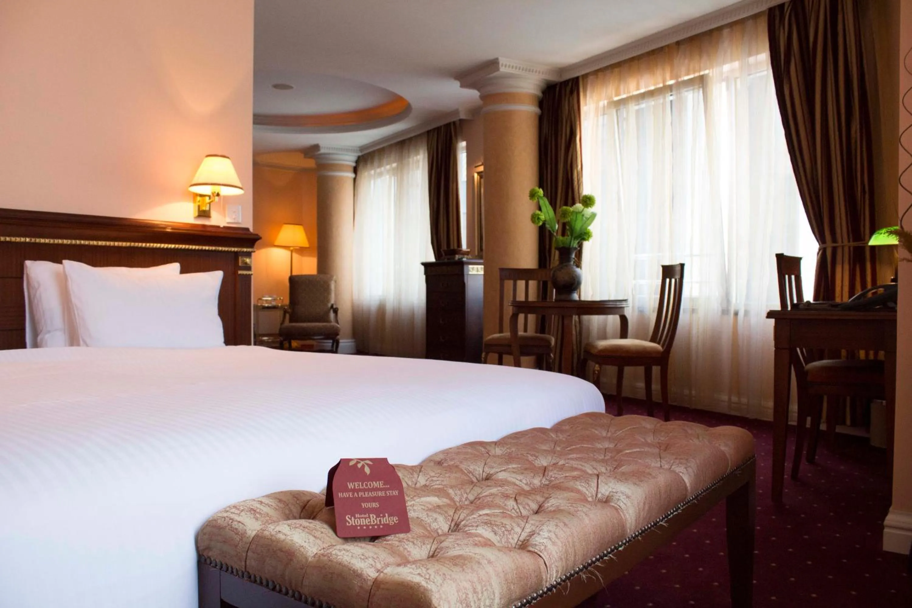 Bed in Stone Bridge Hotel