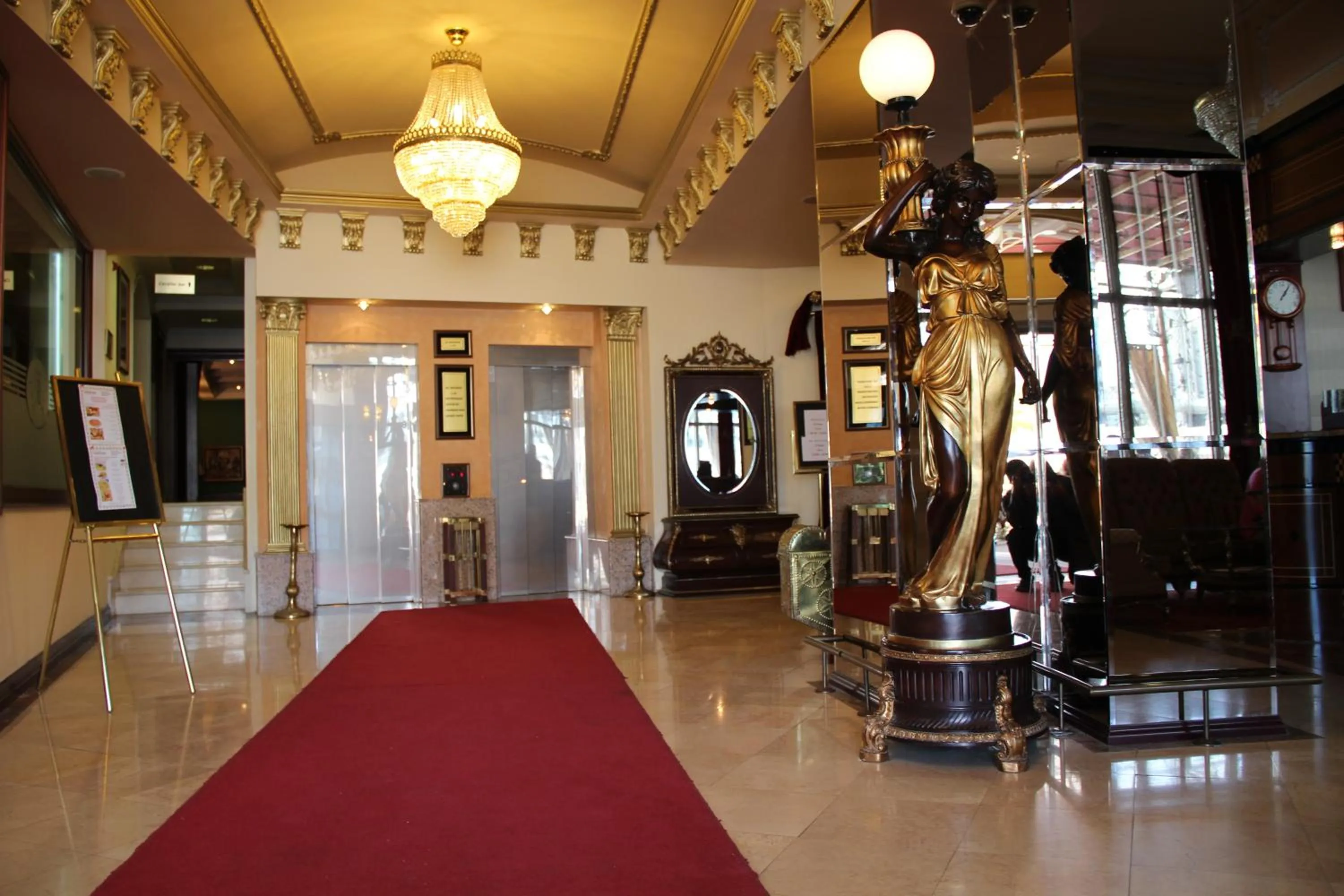 Lobby or reception in Stone Bridge Hotel