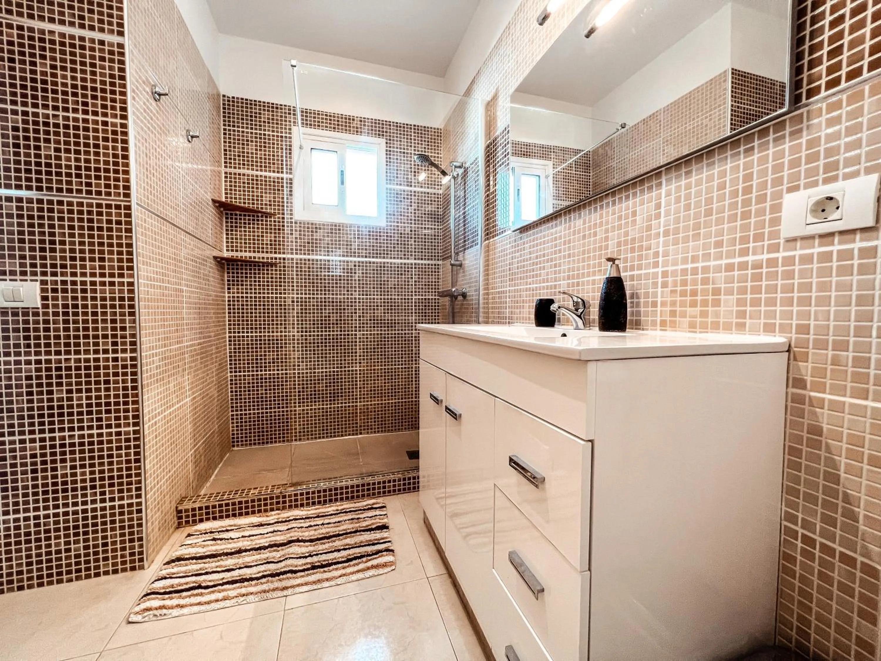 Property building in Townhouse with AC in Callao Salvaje, Sonia, CS148