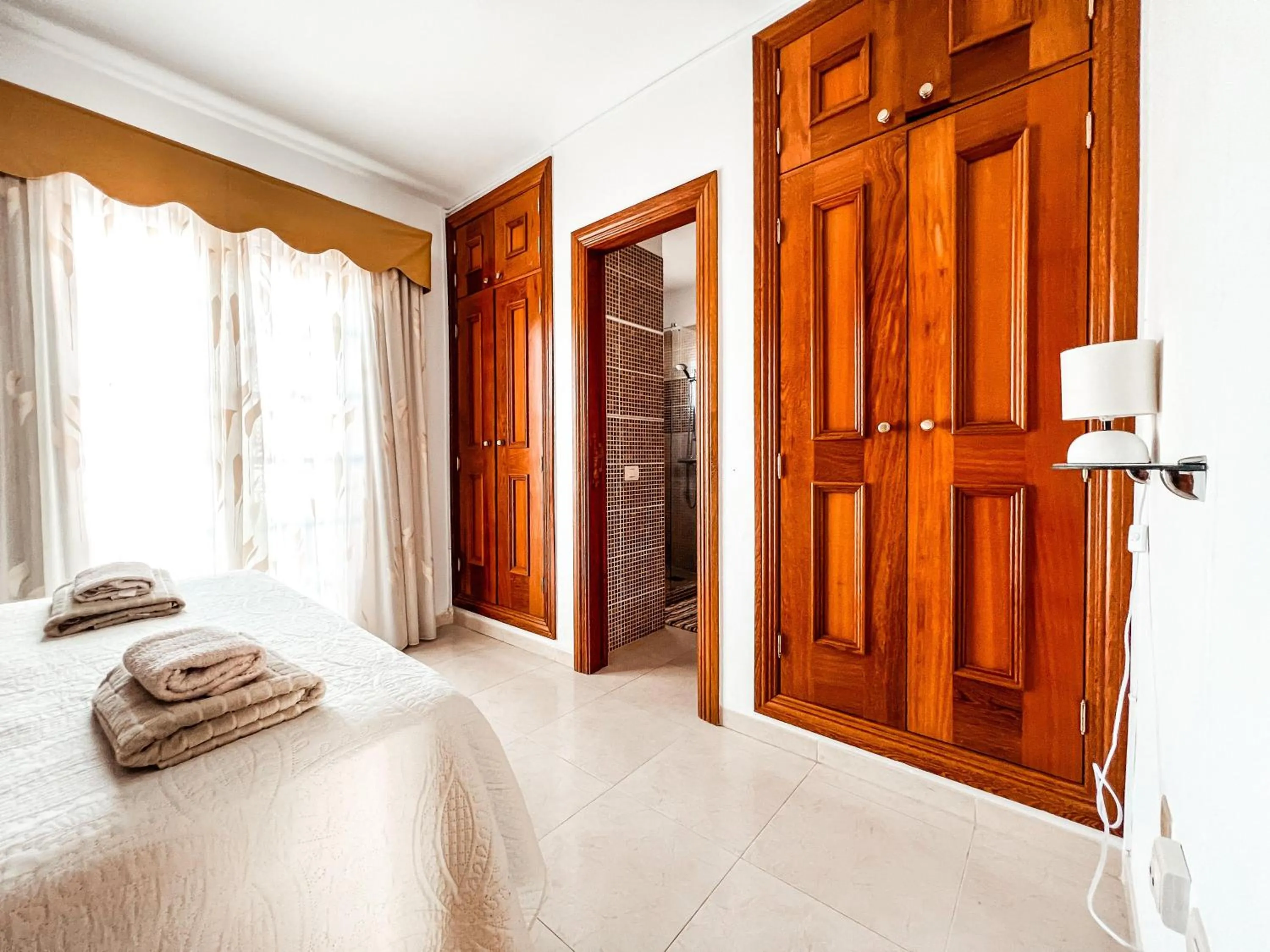 Property building, Bed in Townhouse with AC in Callao Salvaje, Sonia, CS148