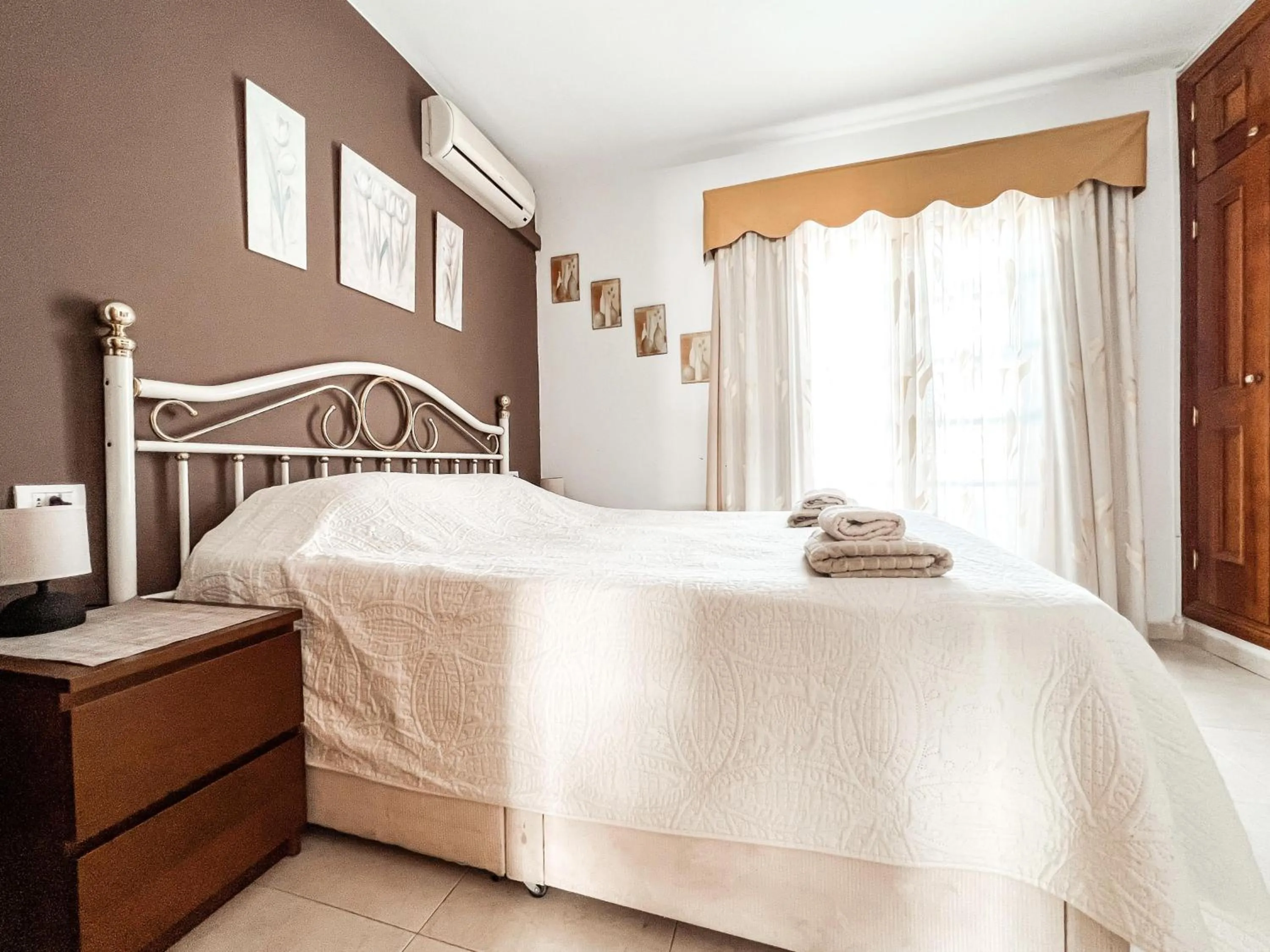 Property building, Bed in Townhouse with AC in Callao Salvaje, Sonia, CS148