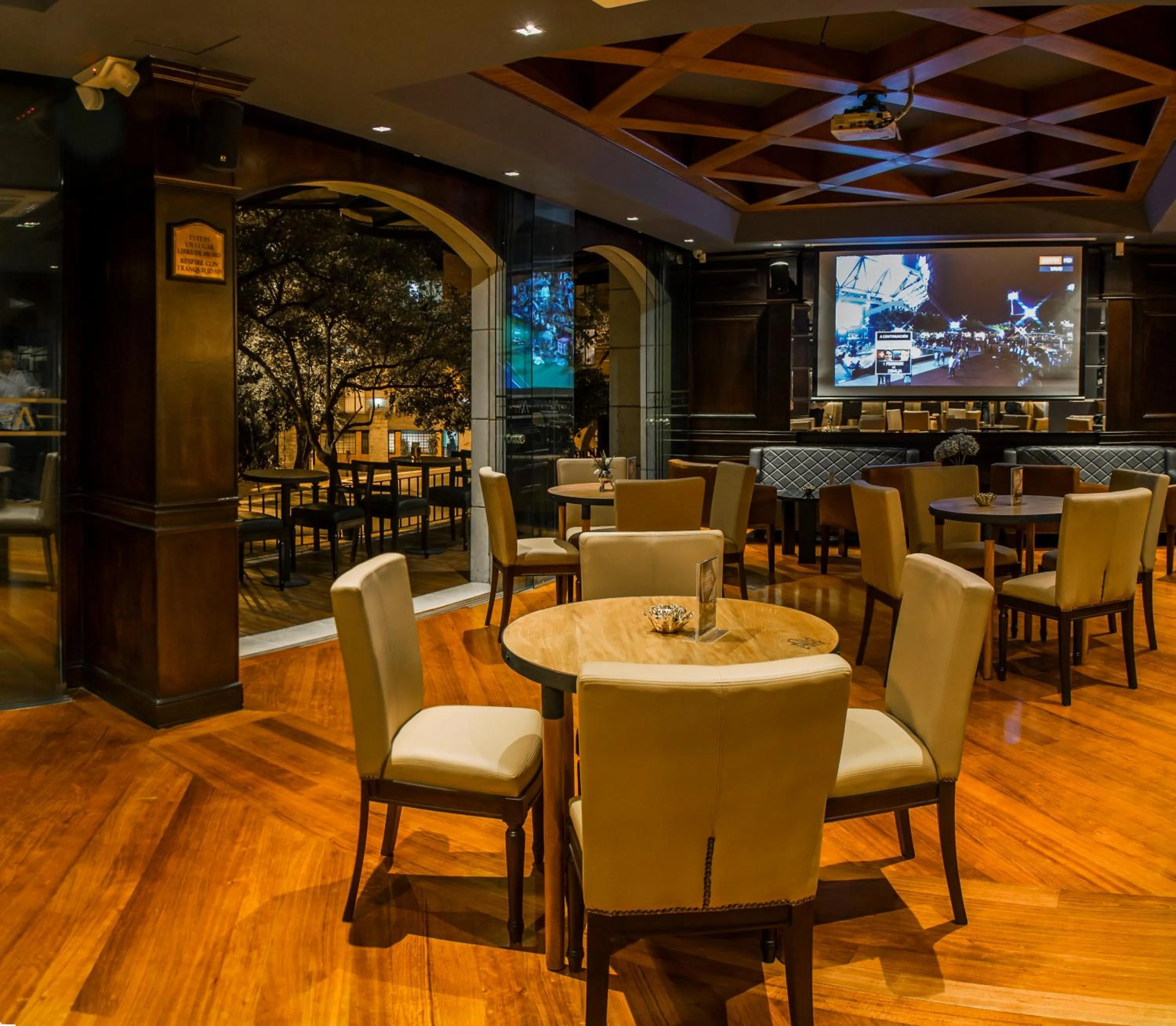 Restaurant/places to eat in Hotel Park10