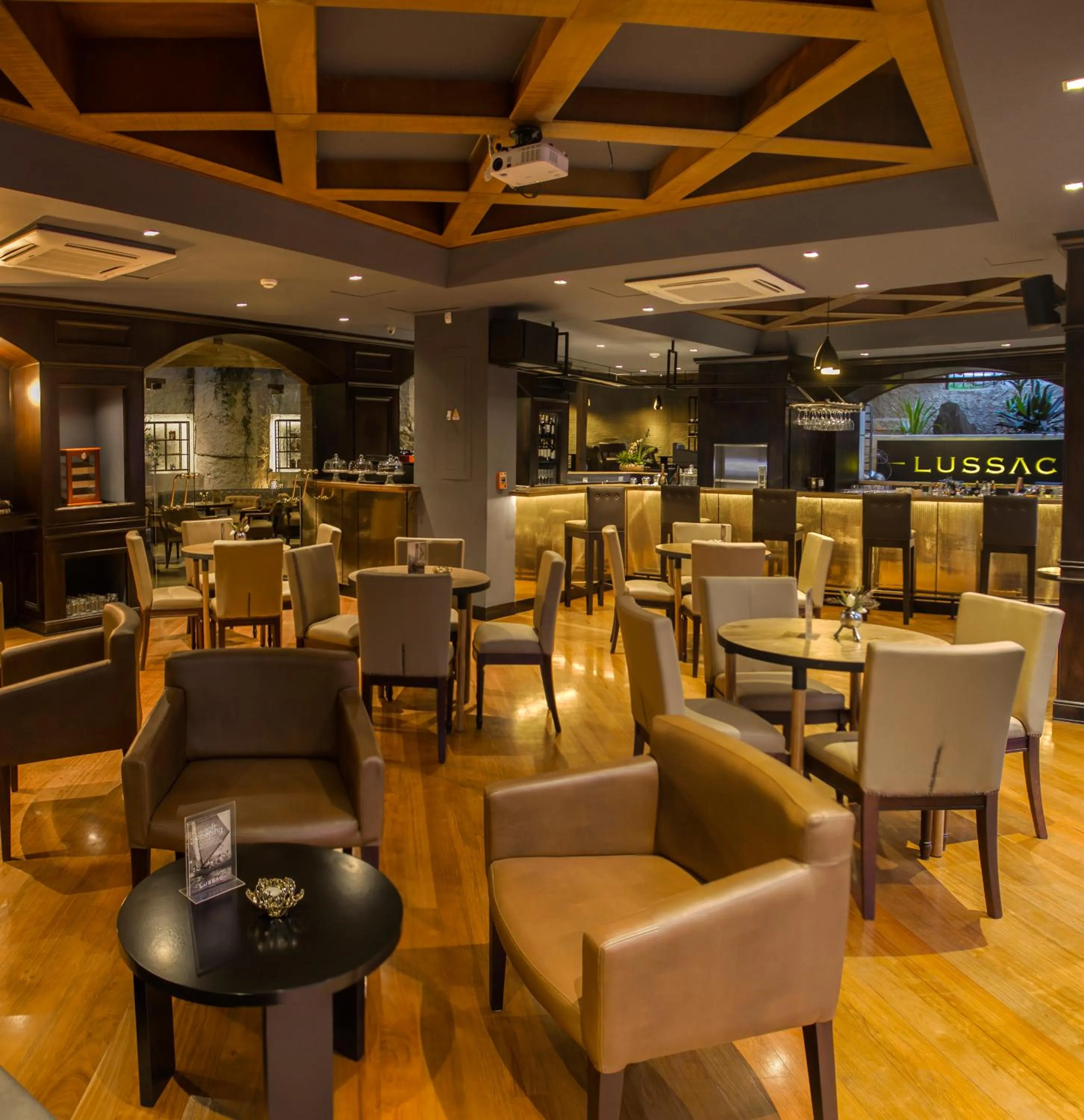 Restaurant/places to eat in Hotel Park10