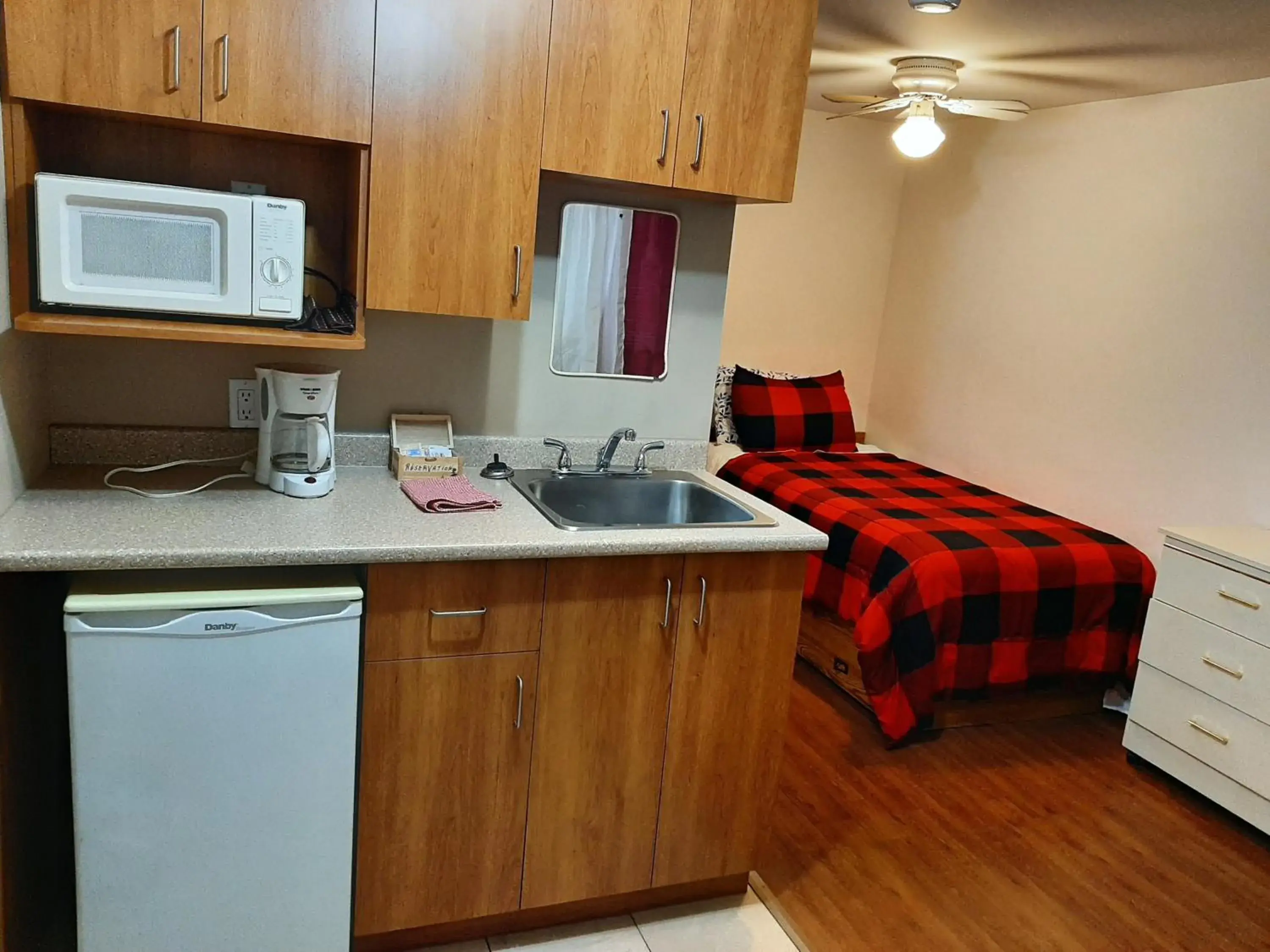 Single Room in Motel LA RÉFÉRENCE Single Room in Motel LA RÉFÉRENCE