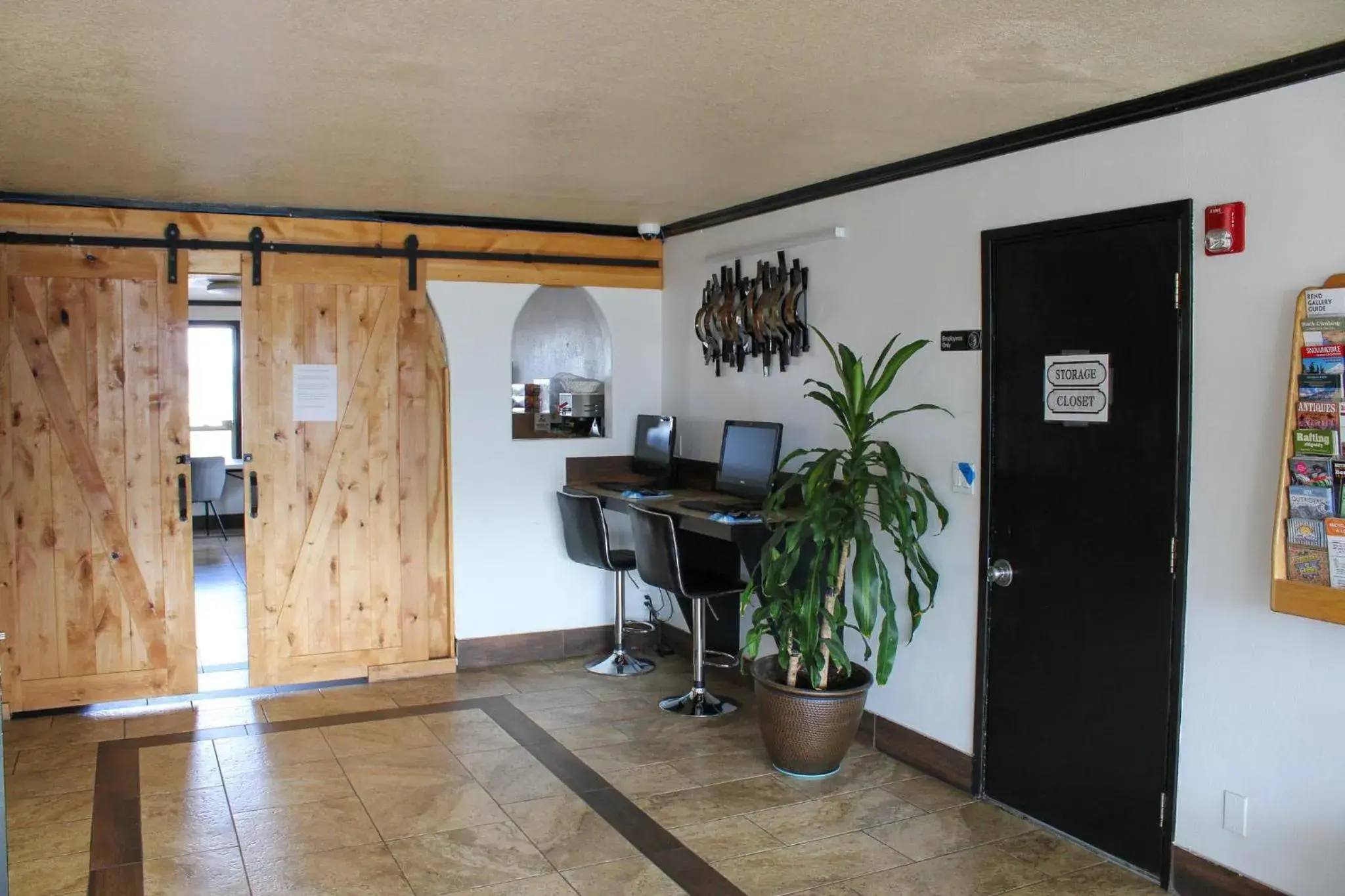 Lobby or reception in Days Inn by Wyndham Bend Lobby or reception in Days Inn by Wyndham Bend