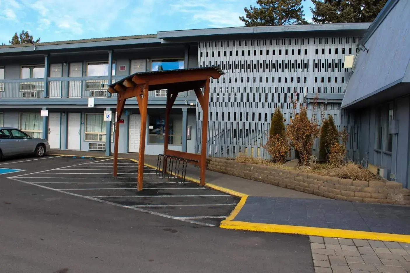 Property building in Days Inn by Wyndham Bend Property building in Days Inn by Wyndham Bend