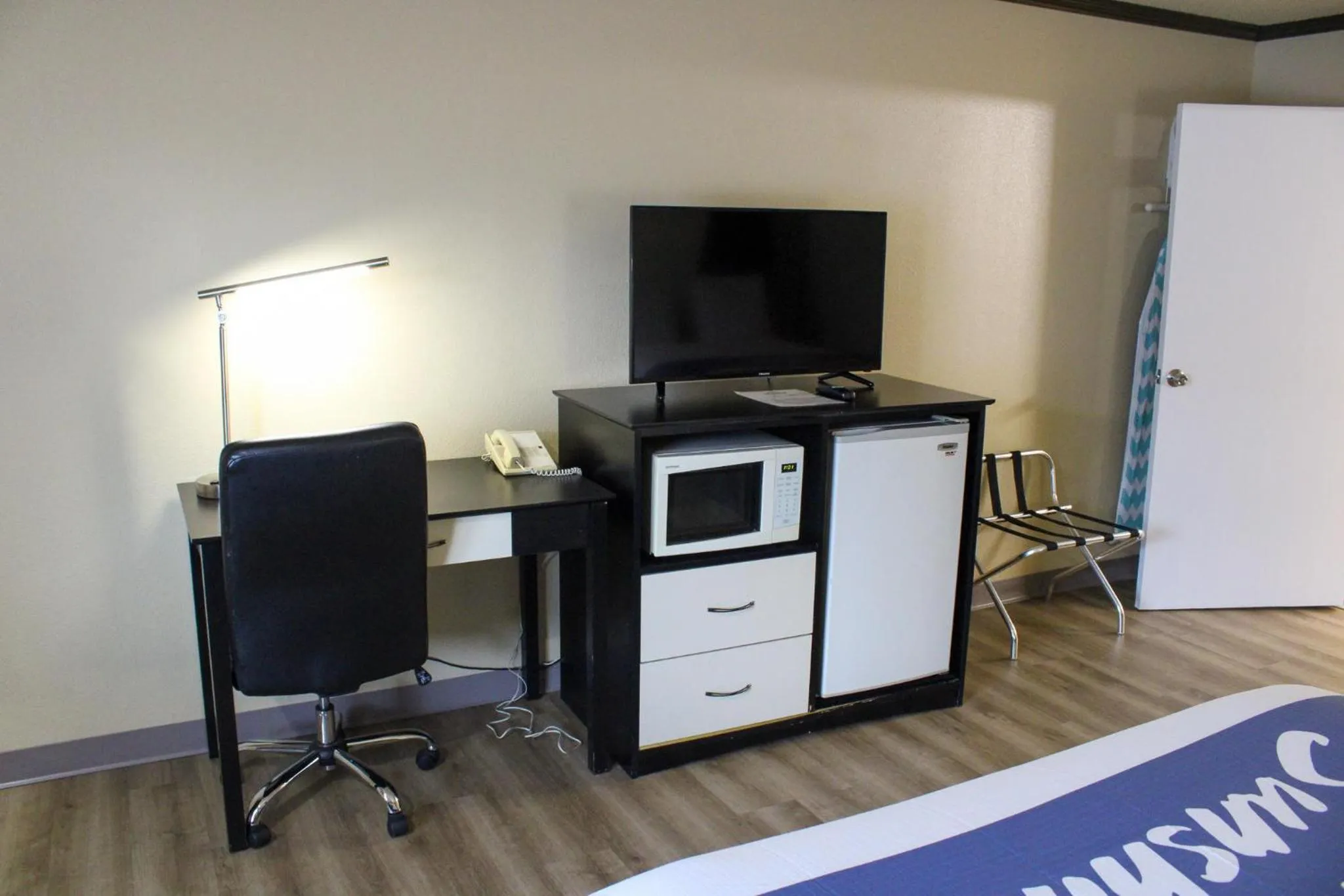 Communal lounge/ TV room in Days Inn by Wyndham Bend