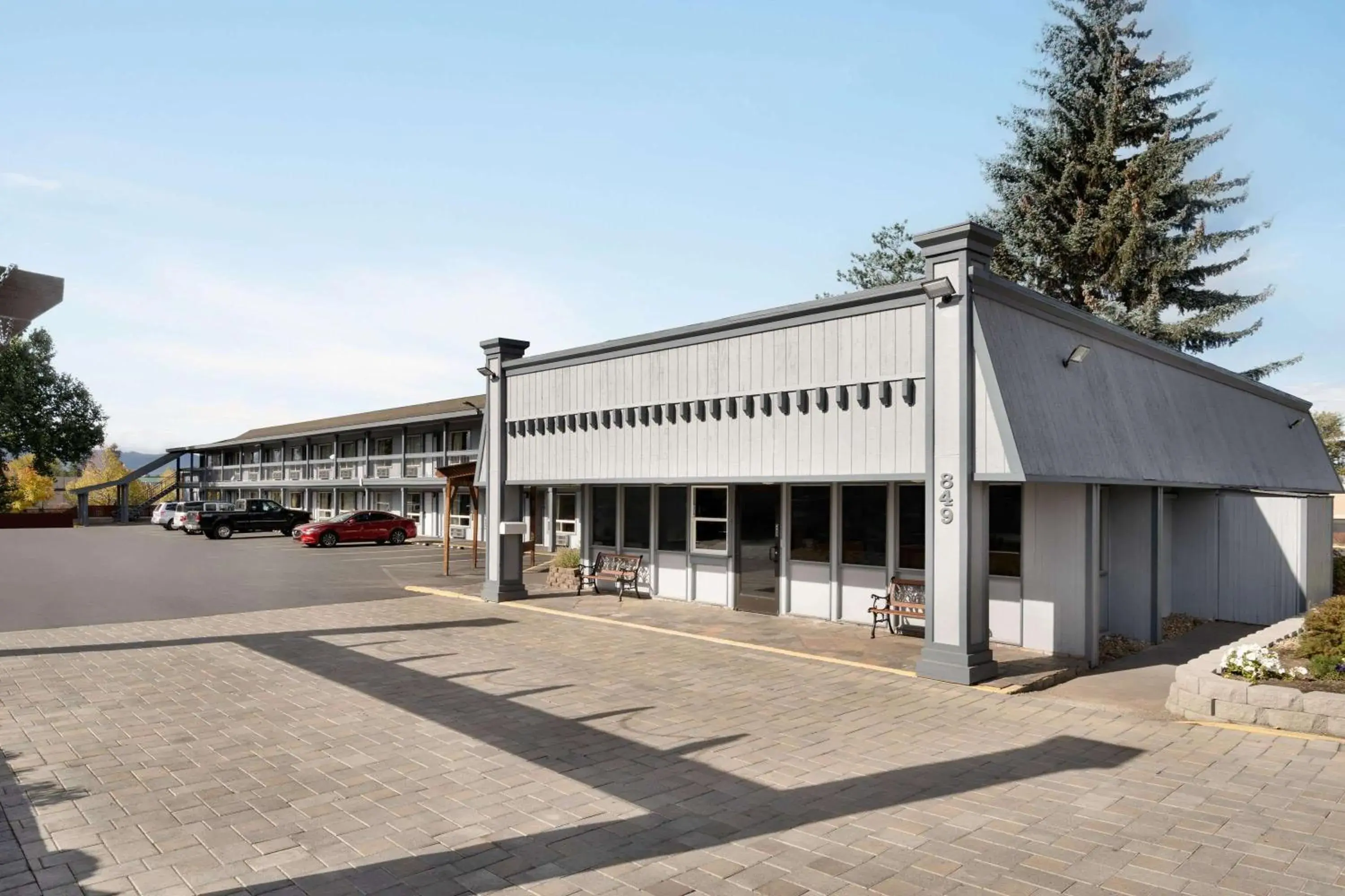 Property building in Days Inn by Wyndham Bend Property building in Days Inn by Wyndham Bend