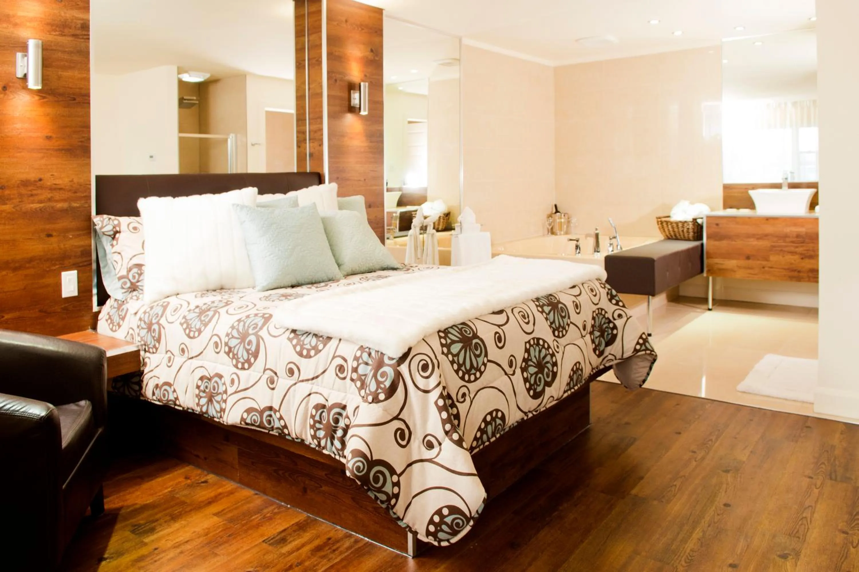 Bed in Le Deauville Motel