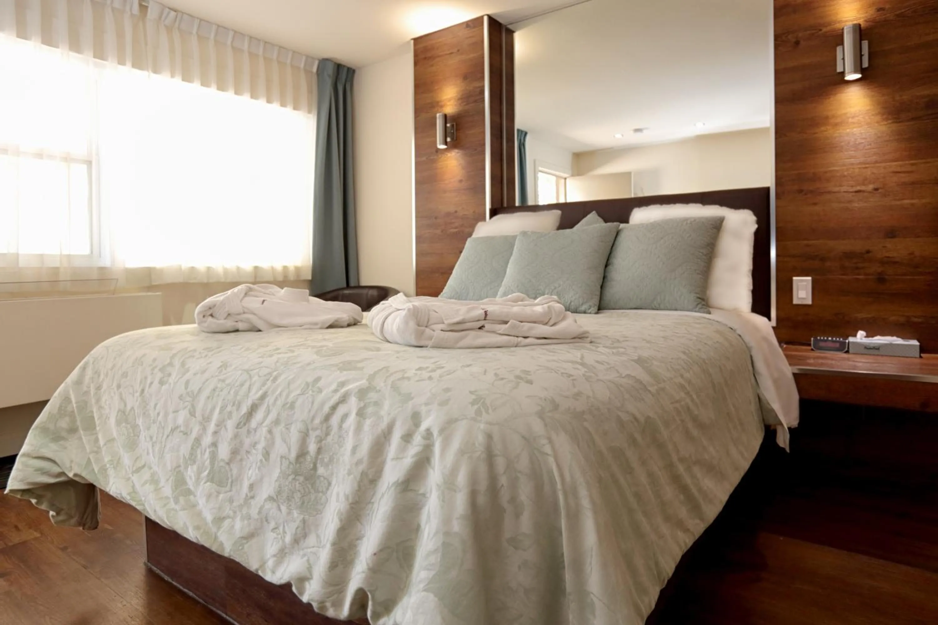 Hot Tub, Bed in Le Deauville Motel