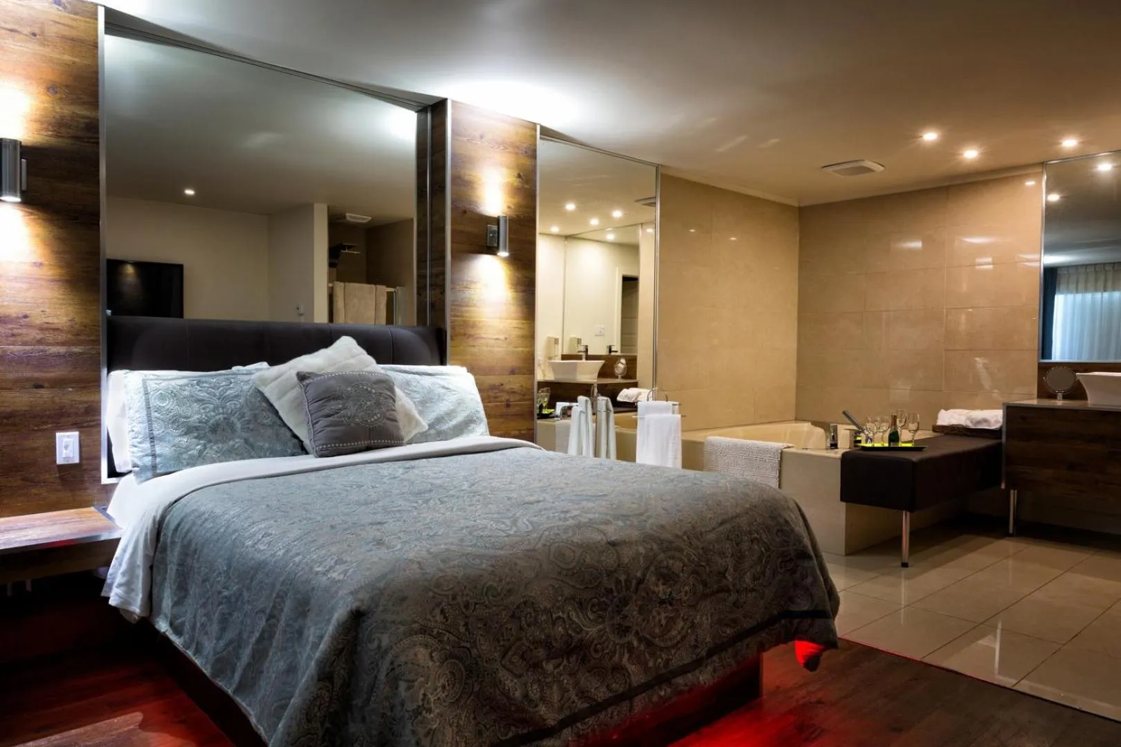 Bed in Le Deauville Motel