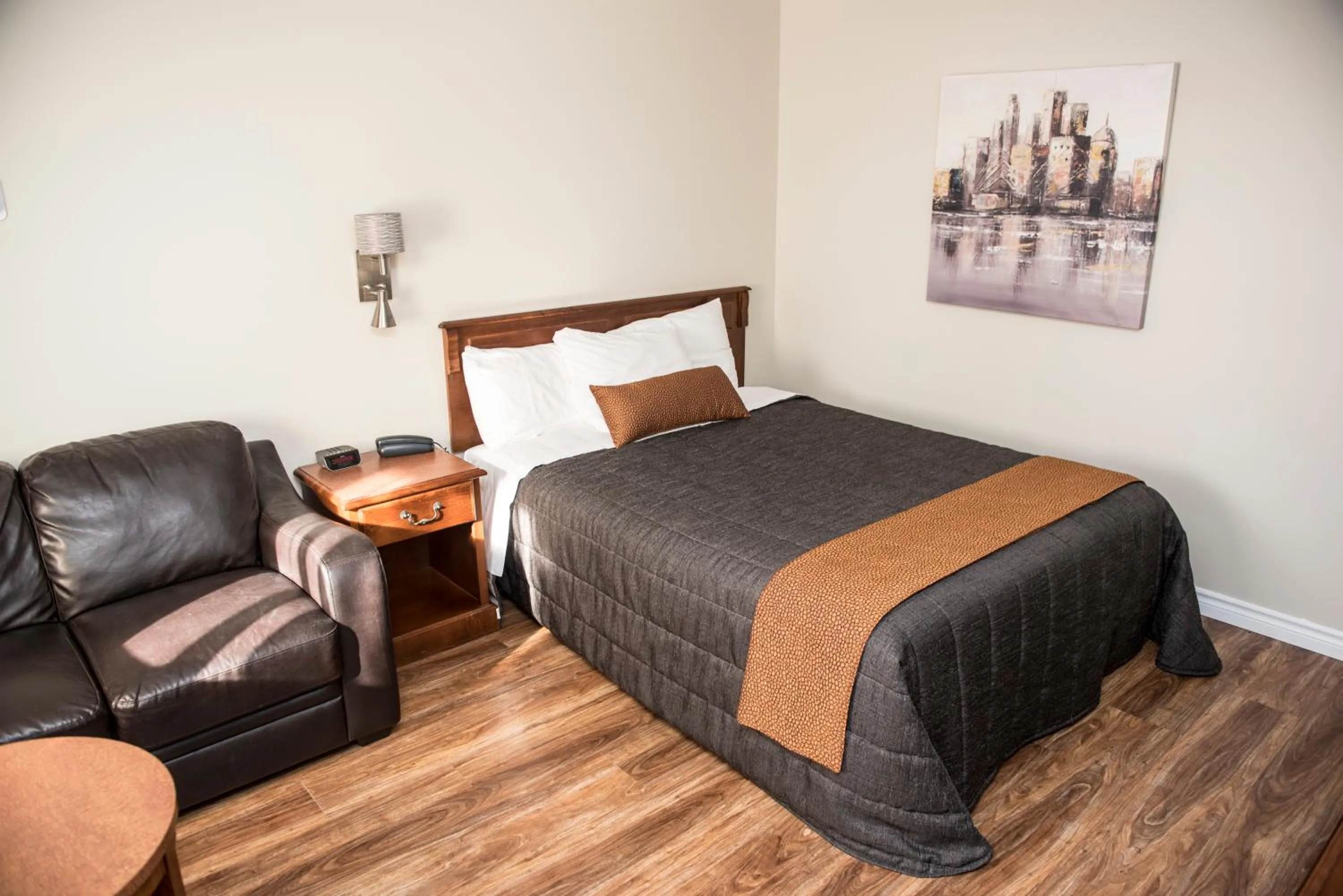 Seating area, Bed in Le Deauville Motel