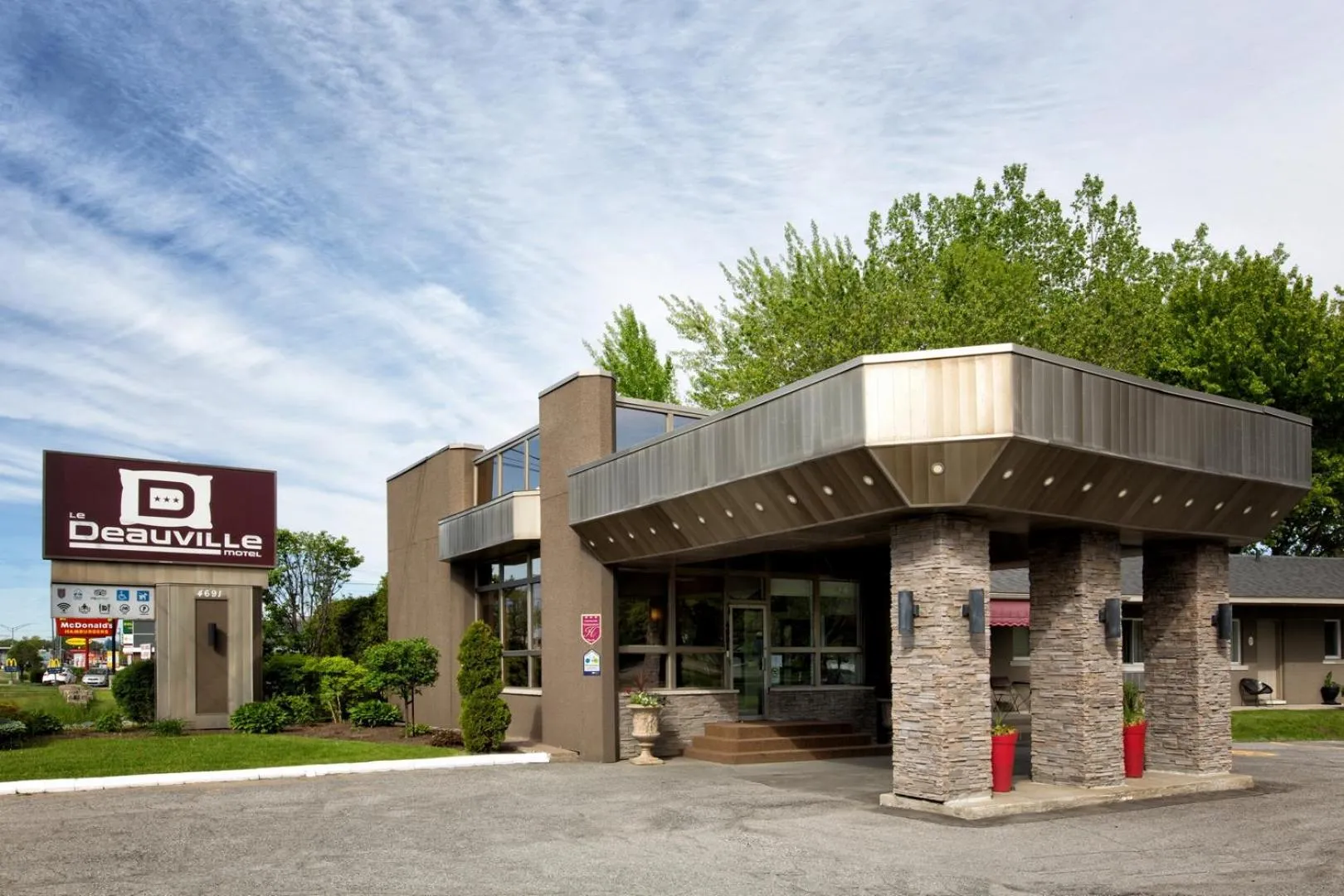 Facade/entrance in Le Deauville Motel