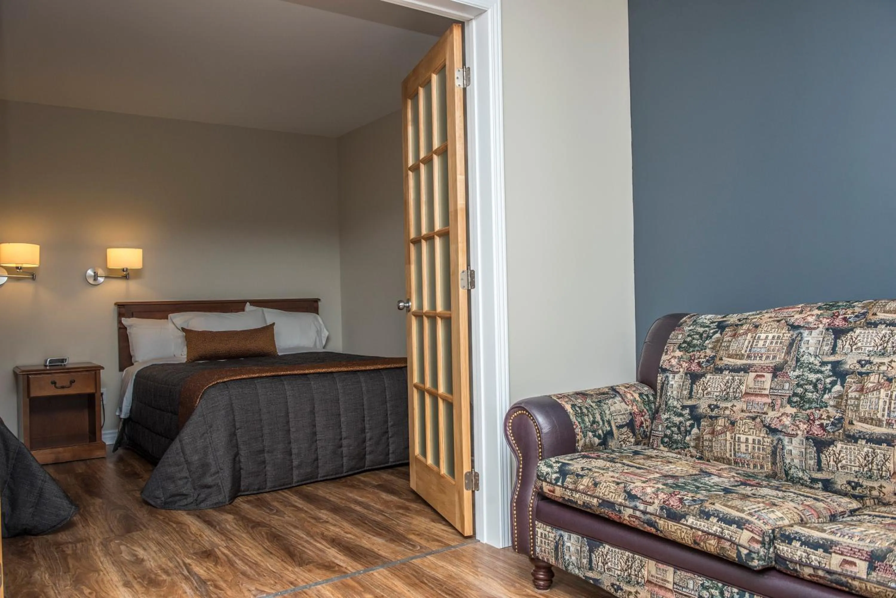 Living room, Bed in Le Deauville Motel