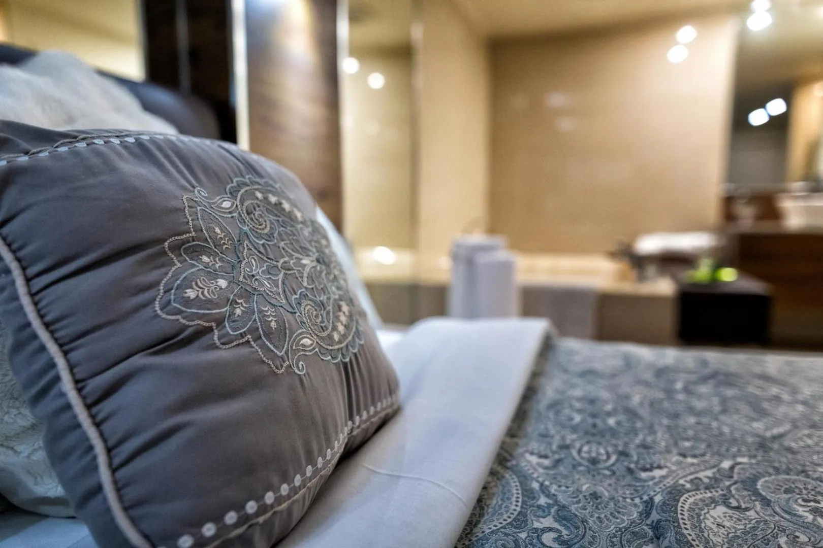 Bed in Le Deauville Motel