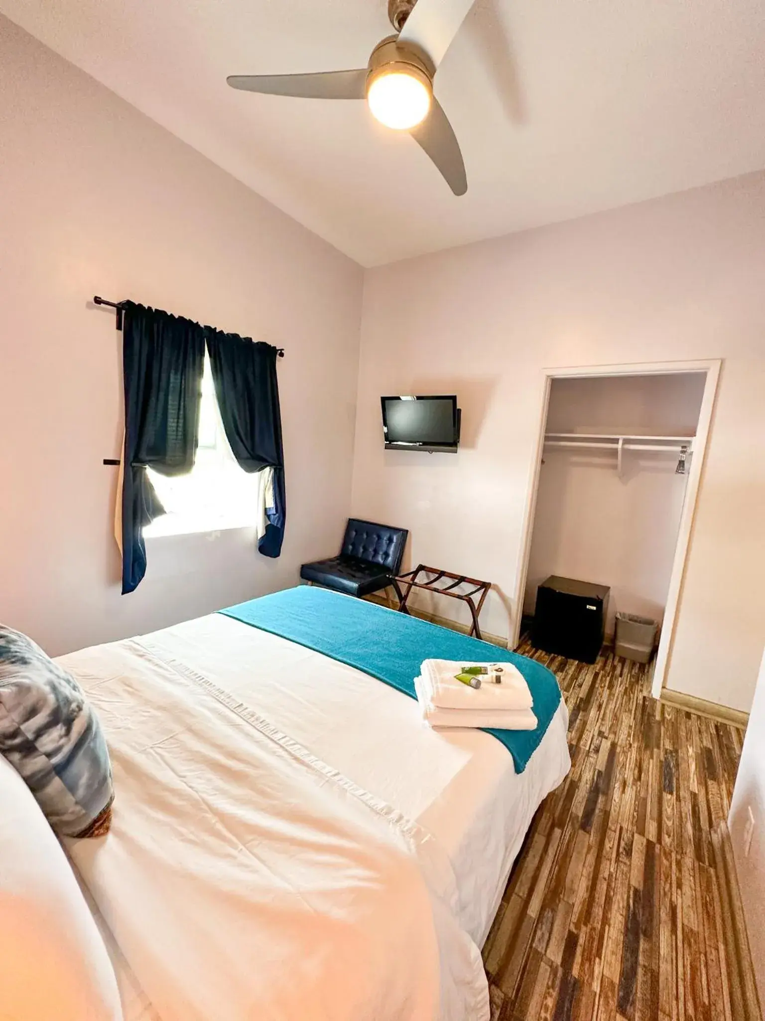 Bedroom, Bed in Samesun Venice Beach Hotel & Hostel Bedroom, Bed in Samesun Venice Beach Hotel & Hostel