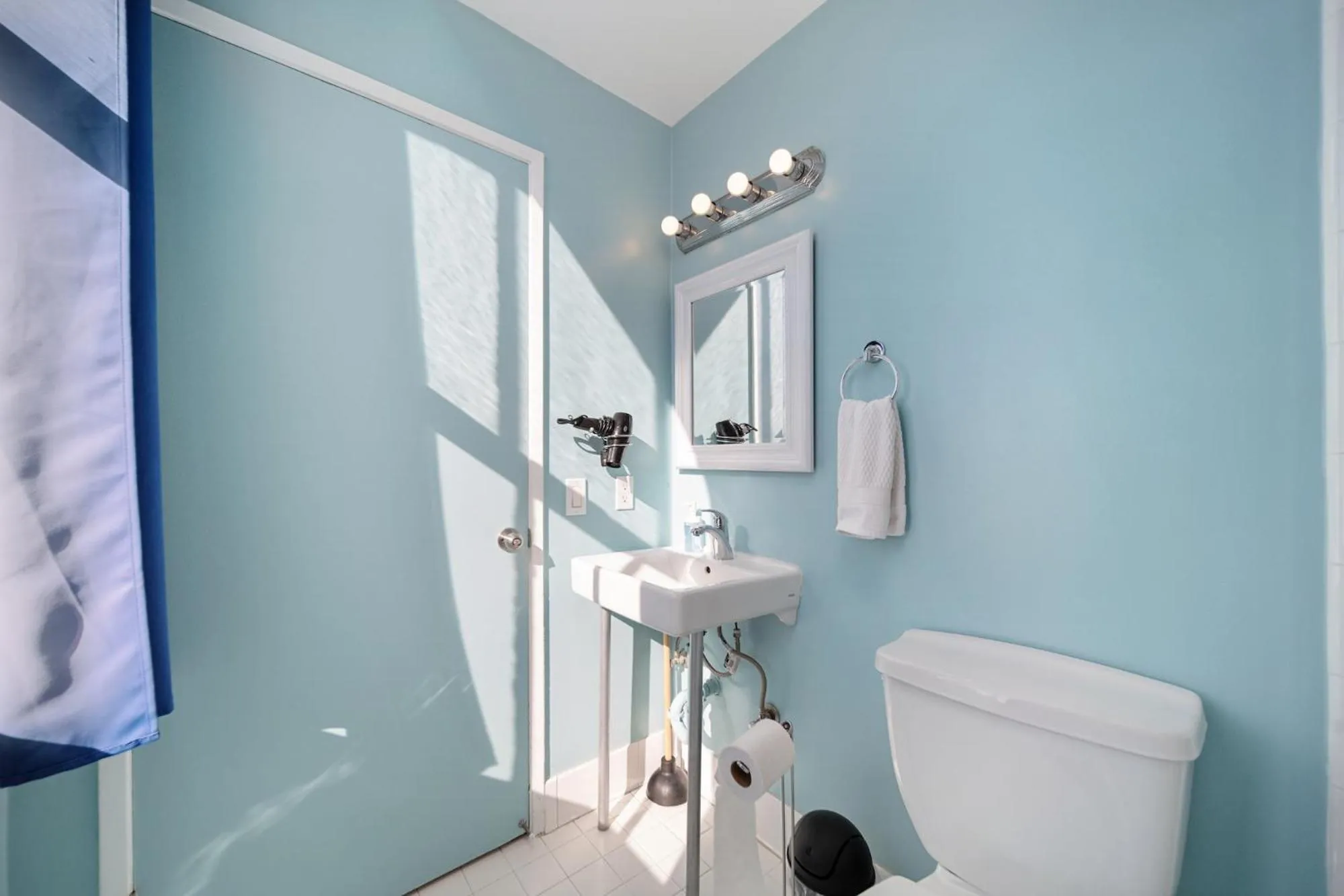 Bathroom in Samesun Venice Beach Hotel & Hostel