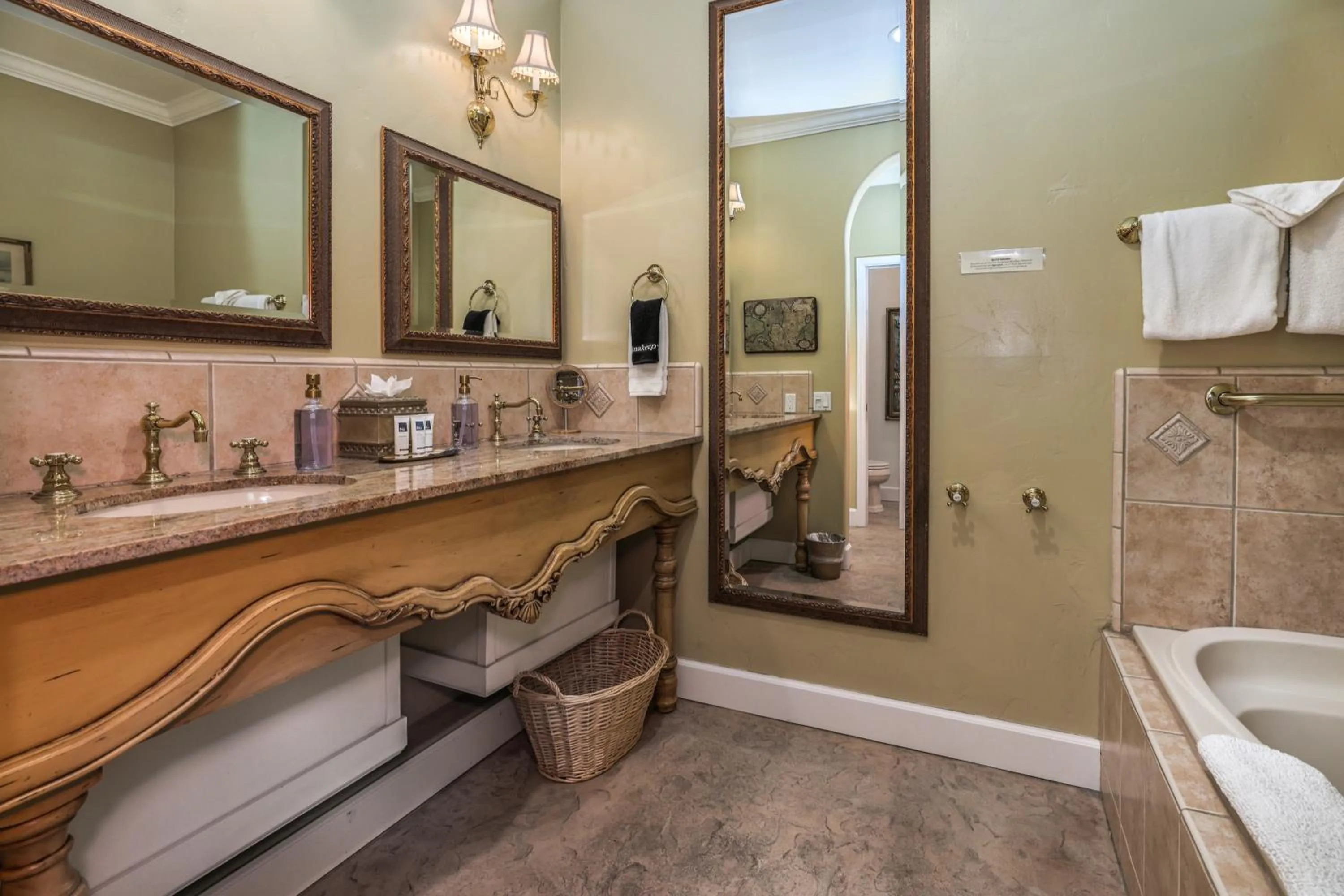 Bathroom in Cayucos Sunset Inn