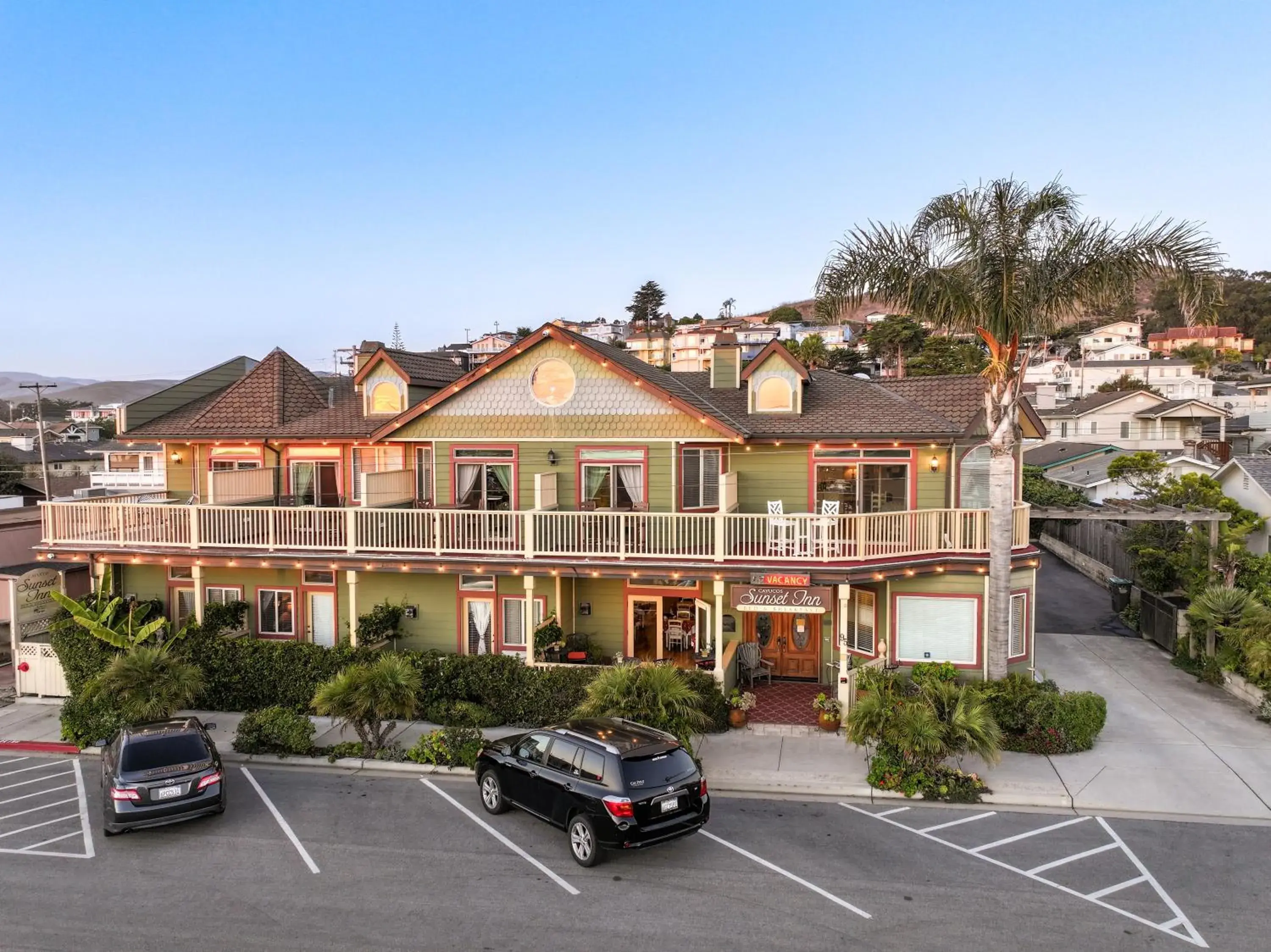 Property building in Cayucos Sunset Inn Property building in Cayucos Sunset Inn