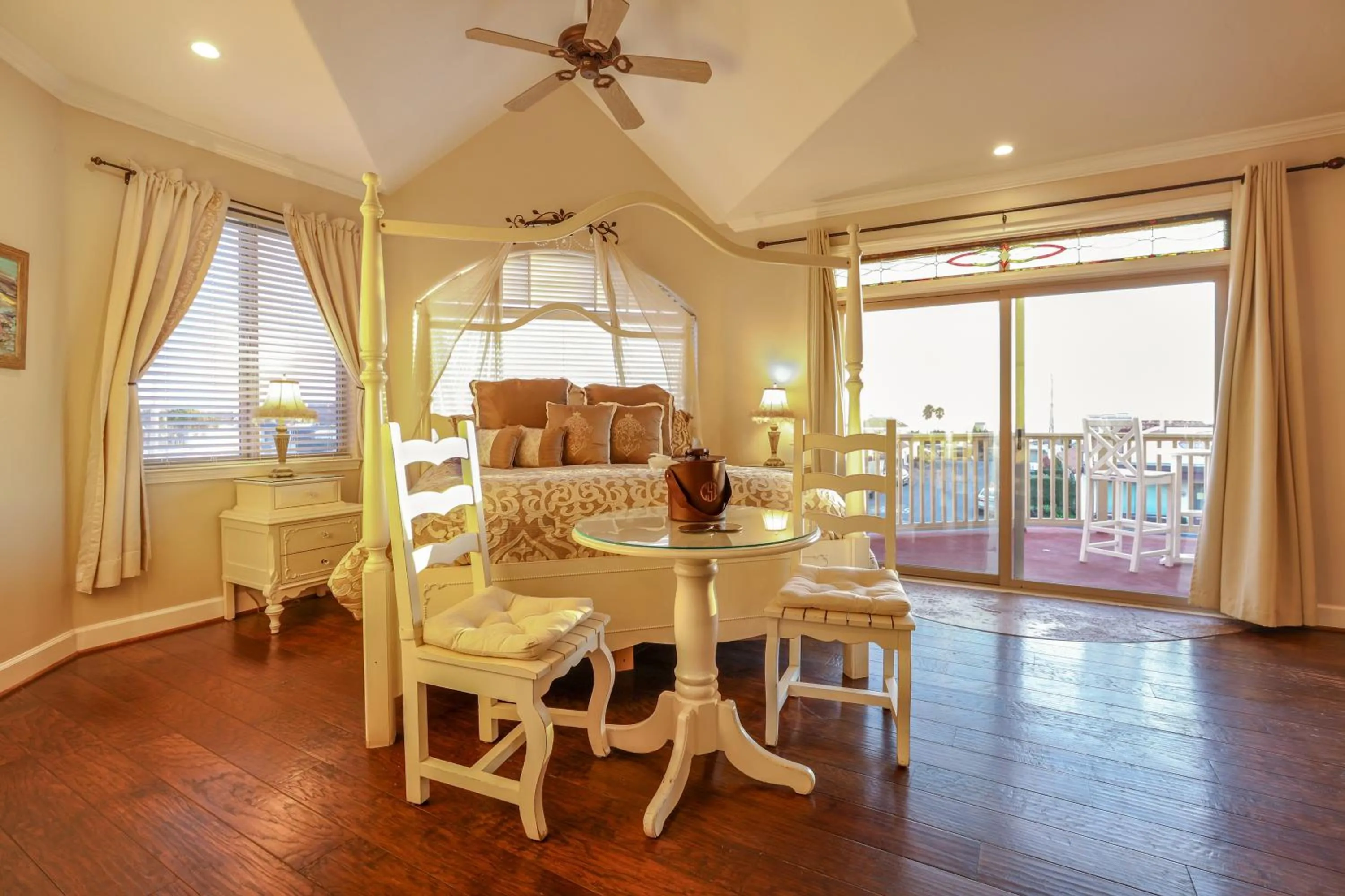 Bed in Cayucos Sunset Inn