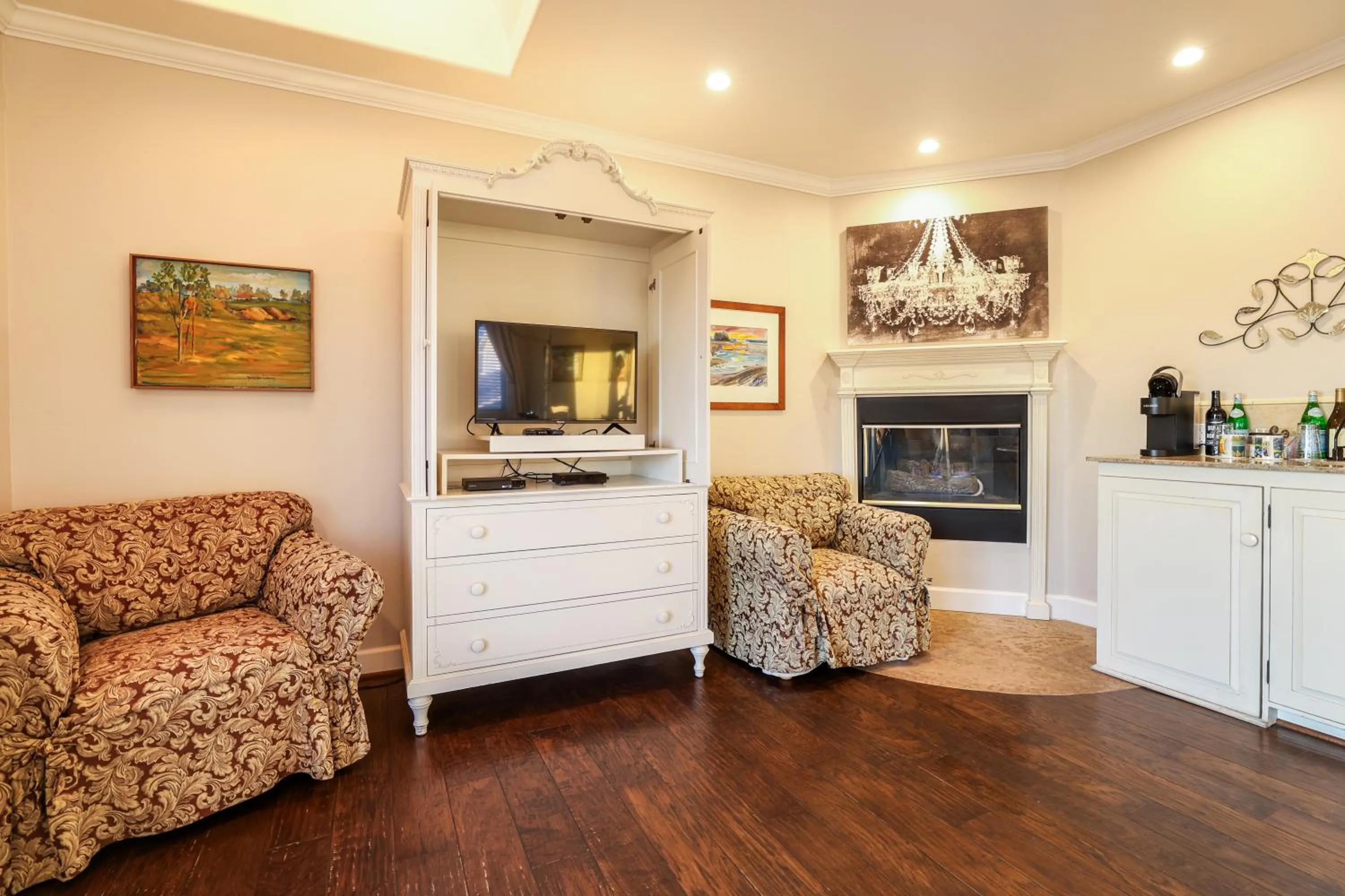 Living room in Cayucos Sunset Inn