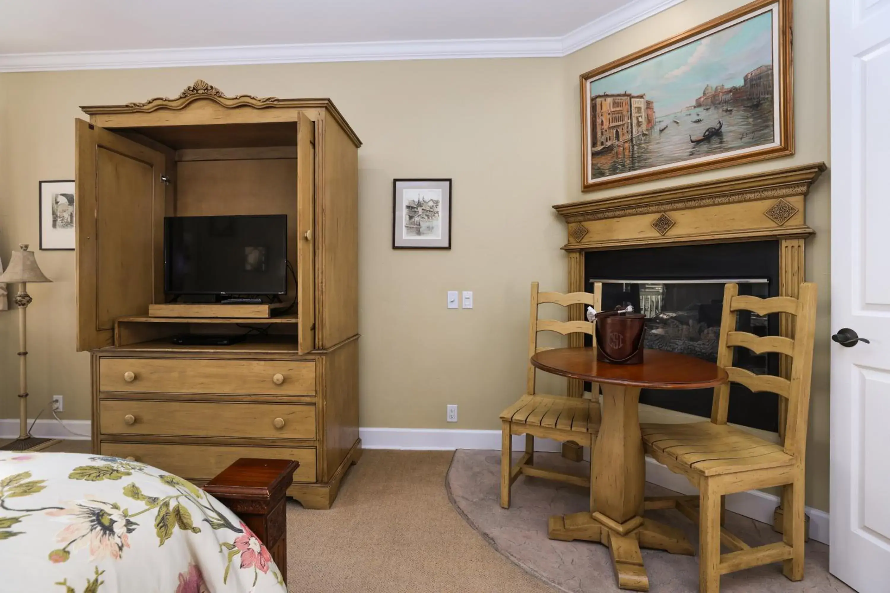 TV and multimedia, Bed in Cayucos Sunset Inn TV and multimedia, Bed in Cayucos Sunset Inn