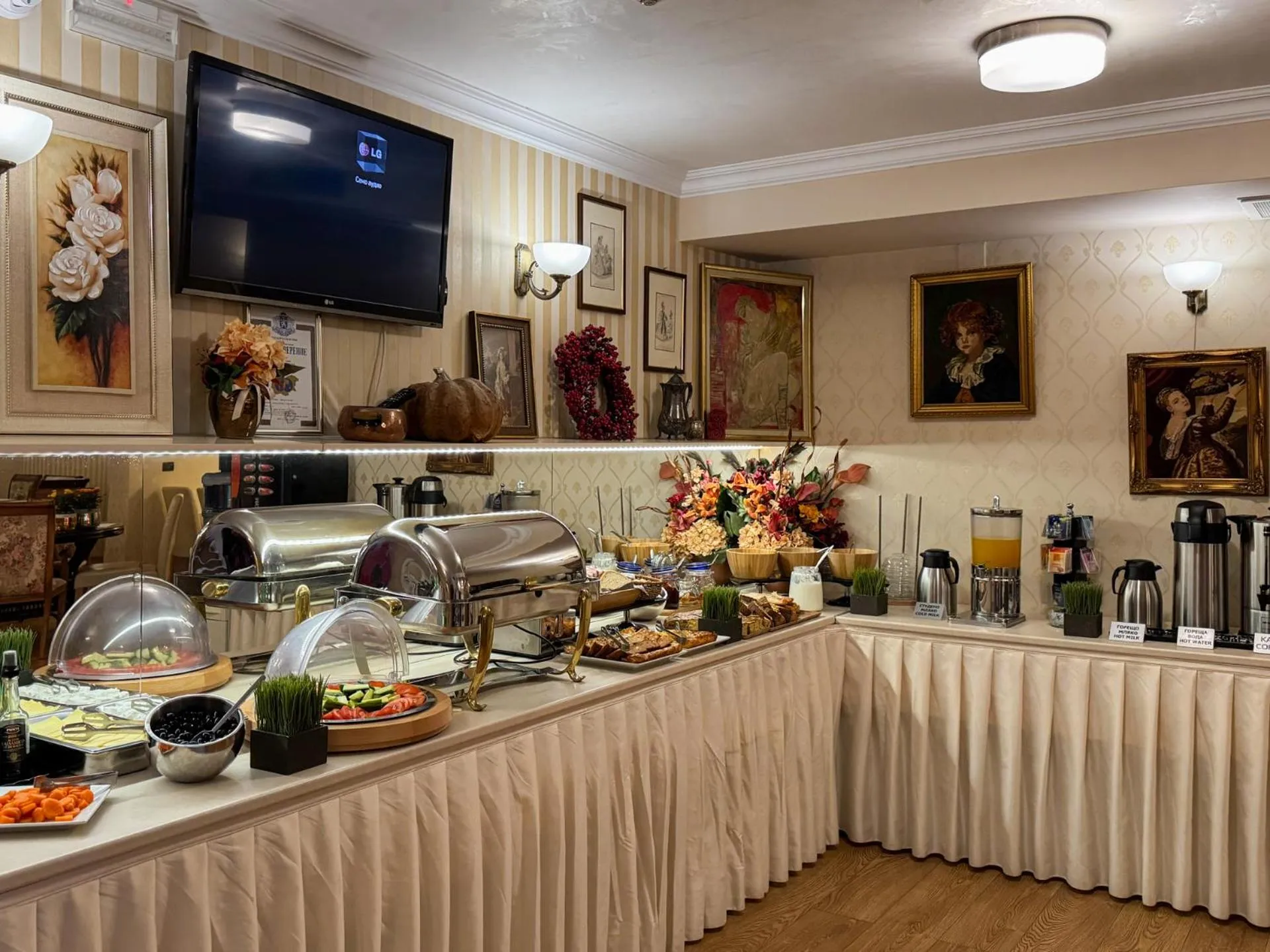 Restaurant/places to eat in Hotel Studio