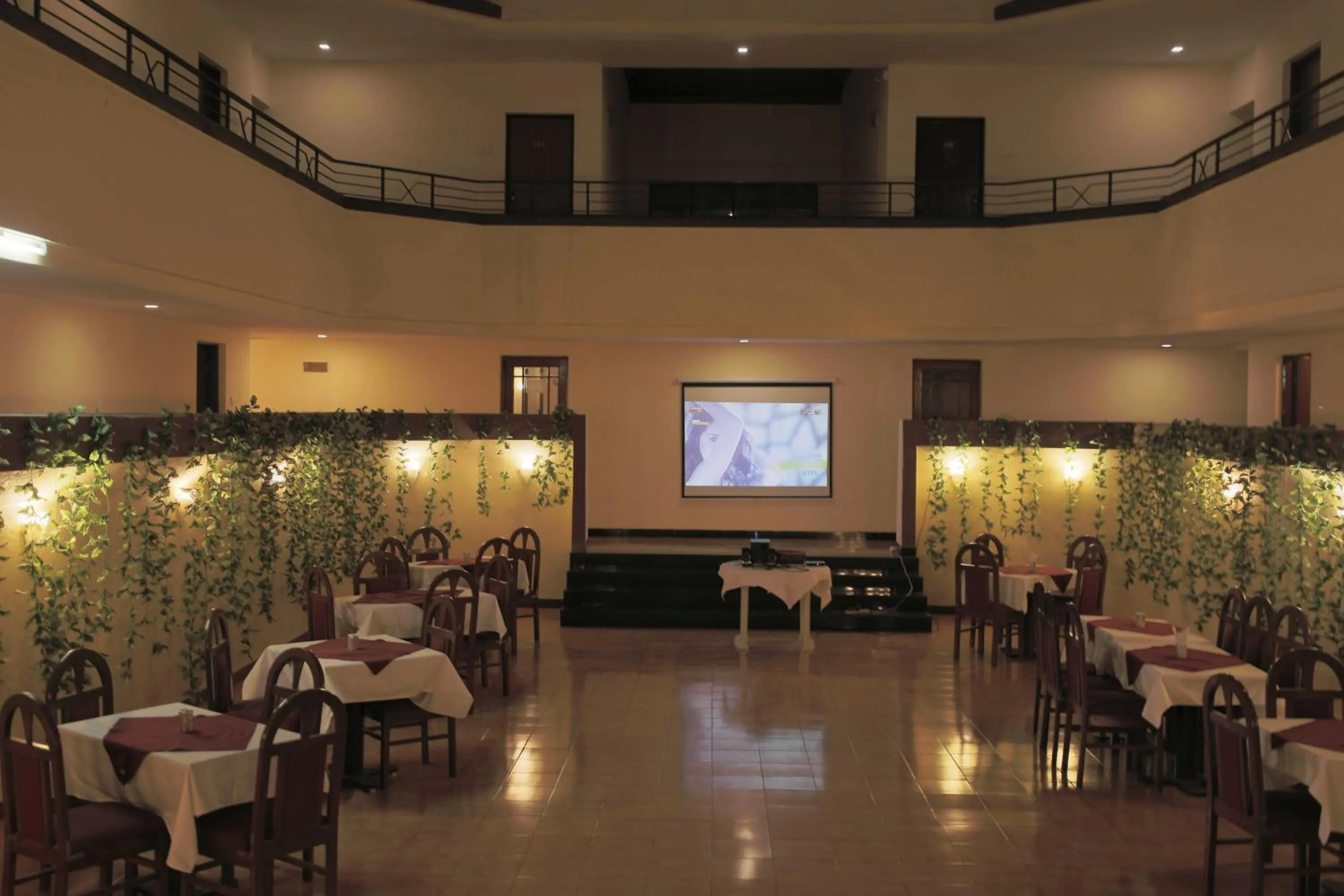 Restaurant/places to eat in The Dhanhills - a valley view hotel in panchgani