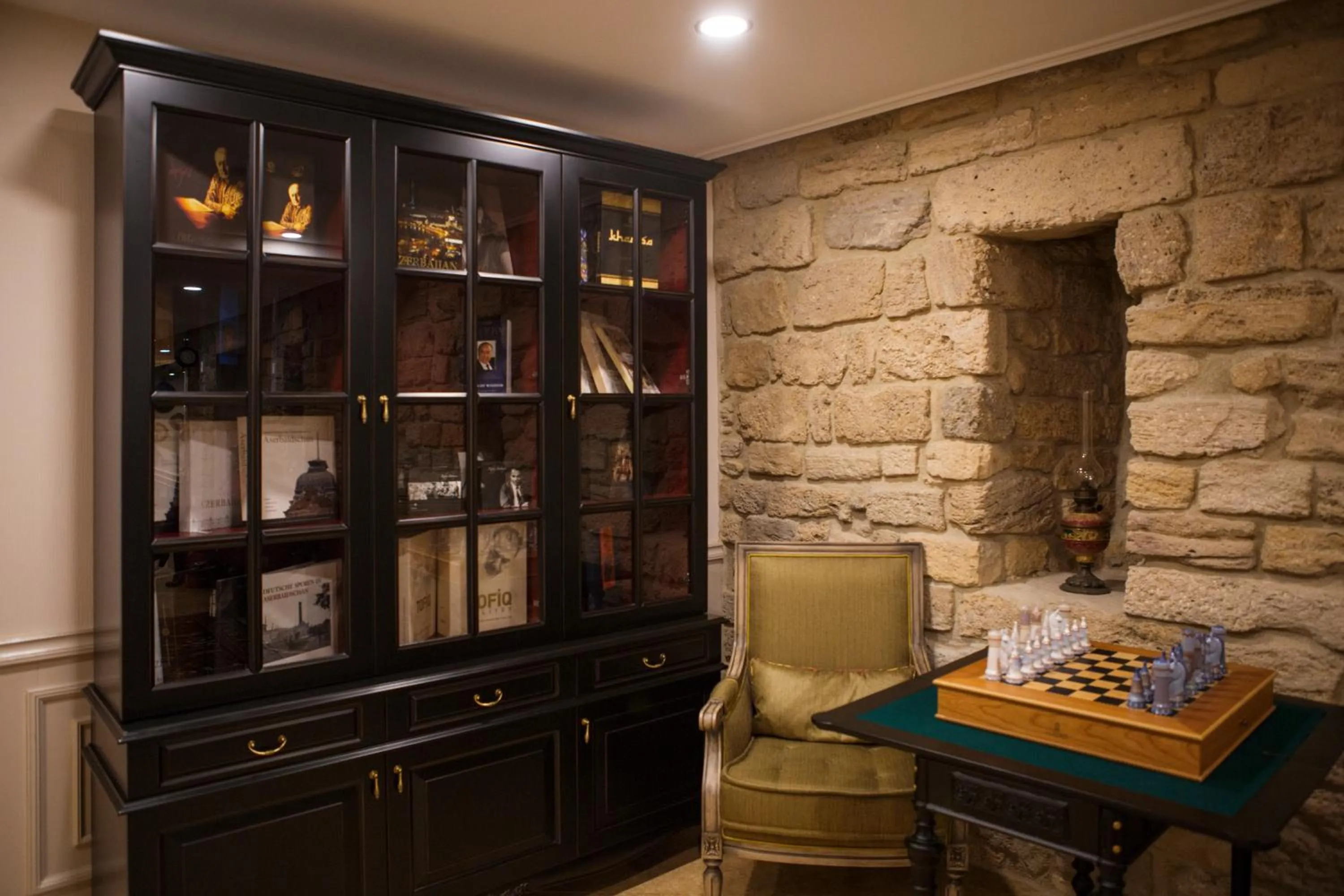 Library in Boutique 19 Hotel