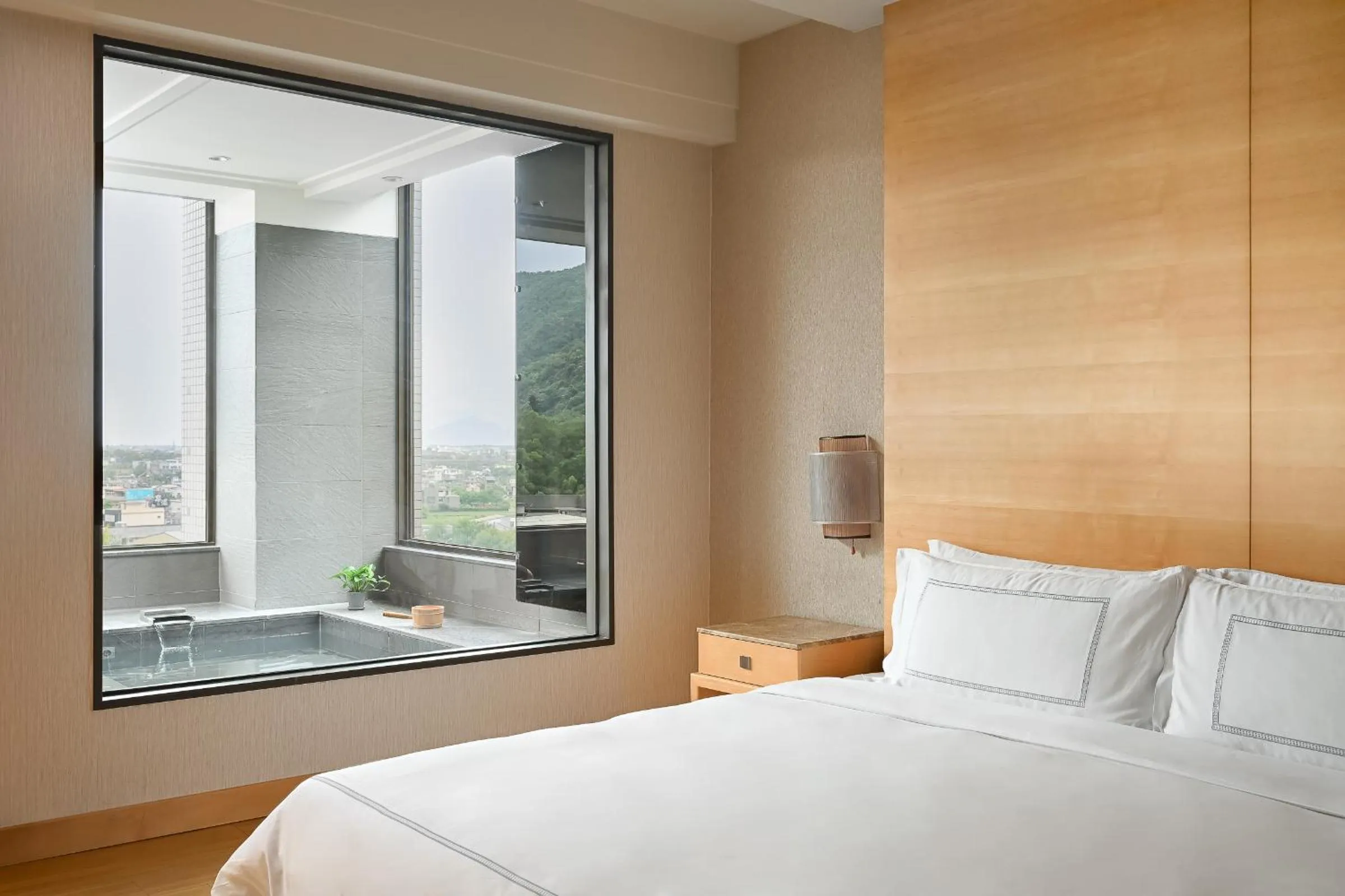 room service, Bed in Evergreen Resort Hotel - Jiaosi