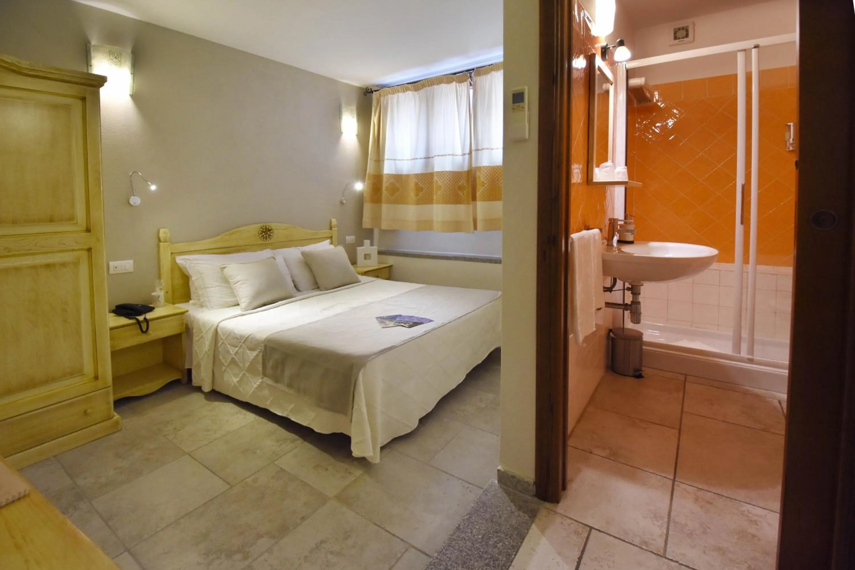Bathroom, Bed in Hotel I Graniti