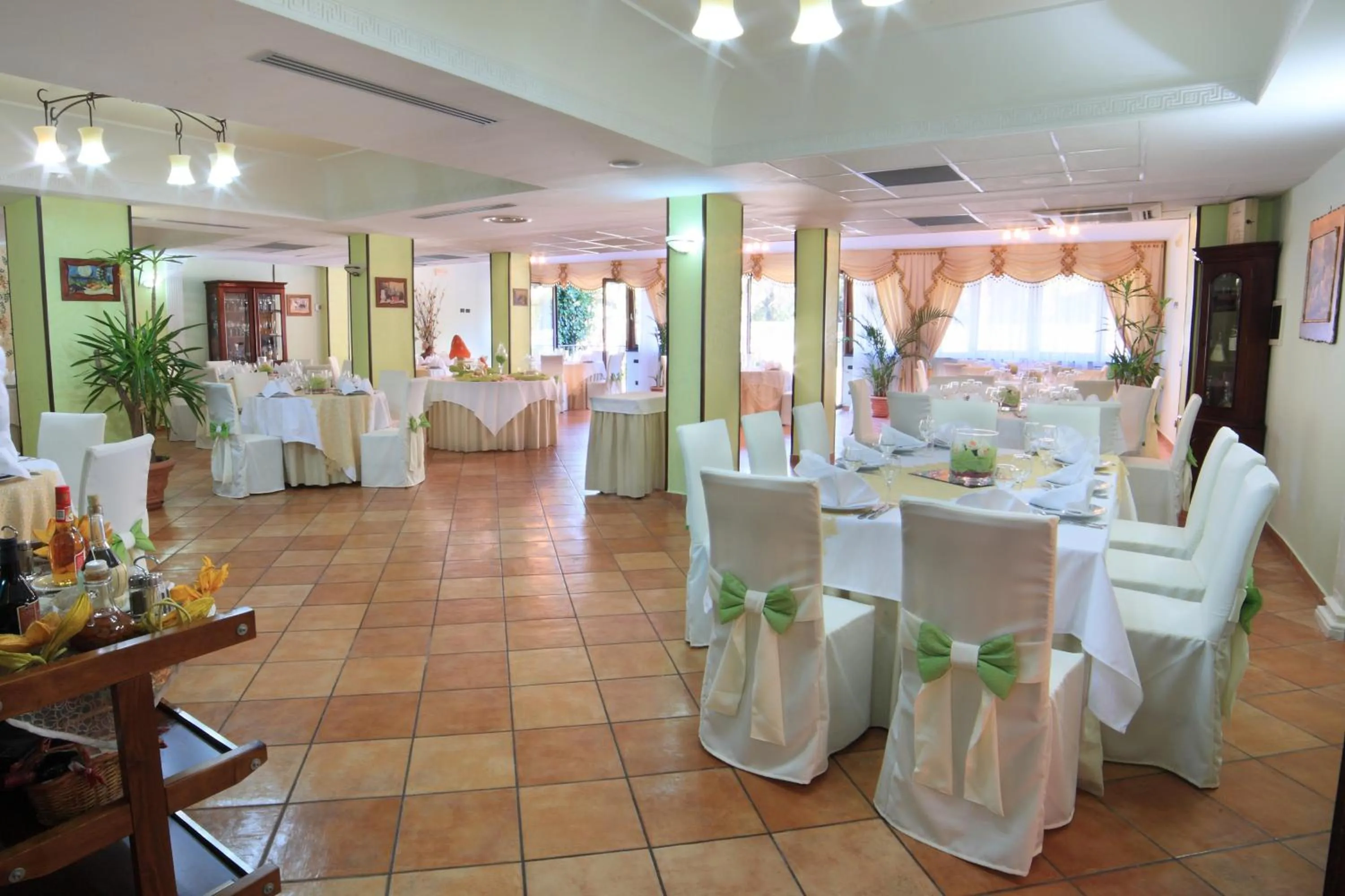 Restaurant/places to eat in Venus Park Hotel