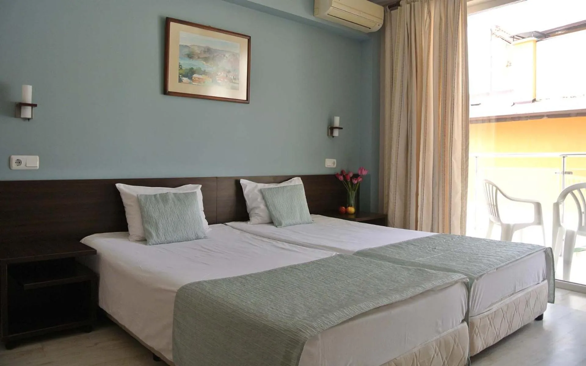 Photo of the whole room, Bed in Valeo Hotel