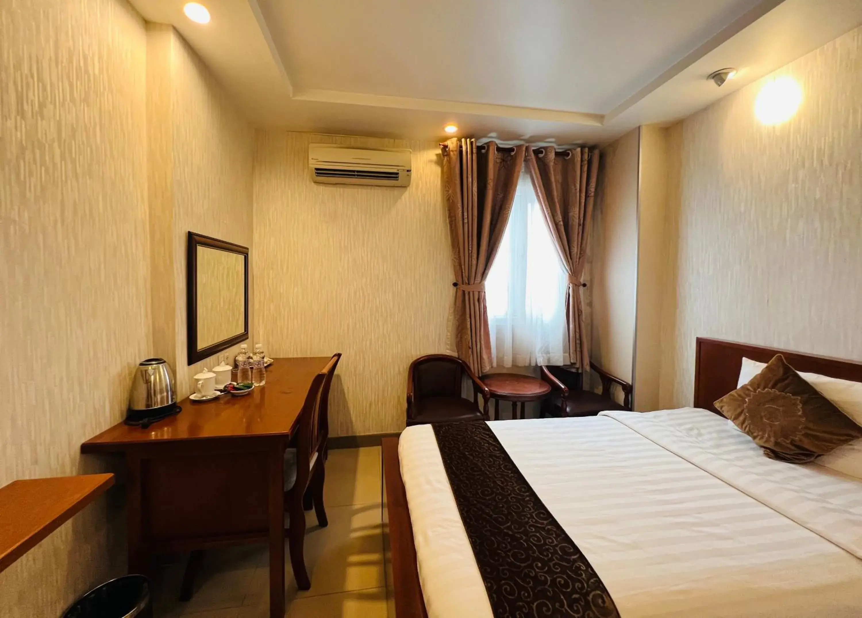 Bedroom, Bed in White Lion Hotel Bedroom, Bed in White Lion Hotel