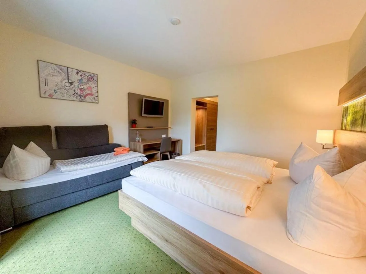 Photo of the whole room, Bed in Hotel Schwartze