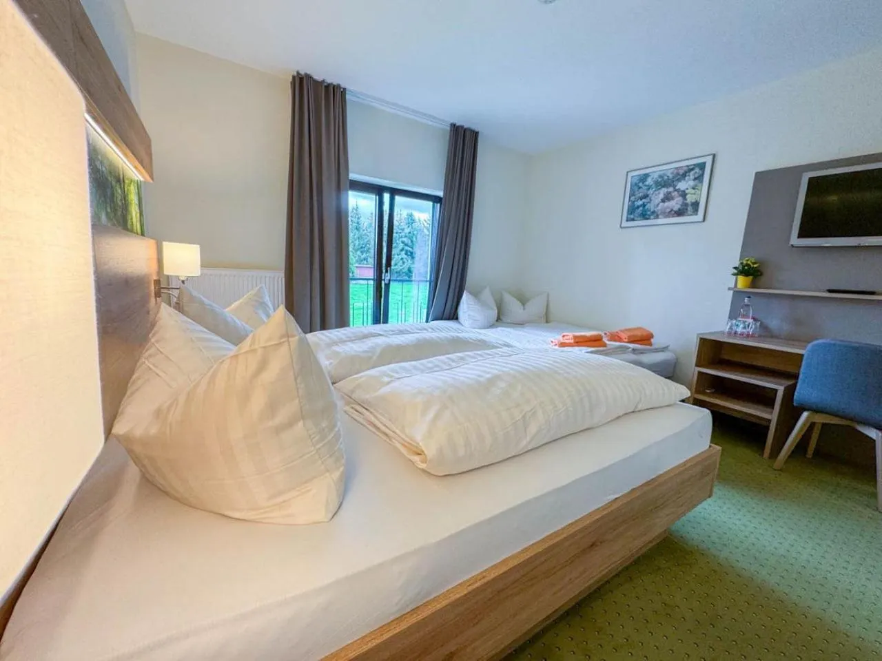 Photo of the whole room, Bed in Hotel Schwartze