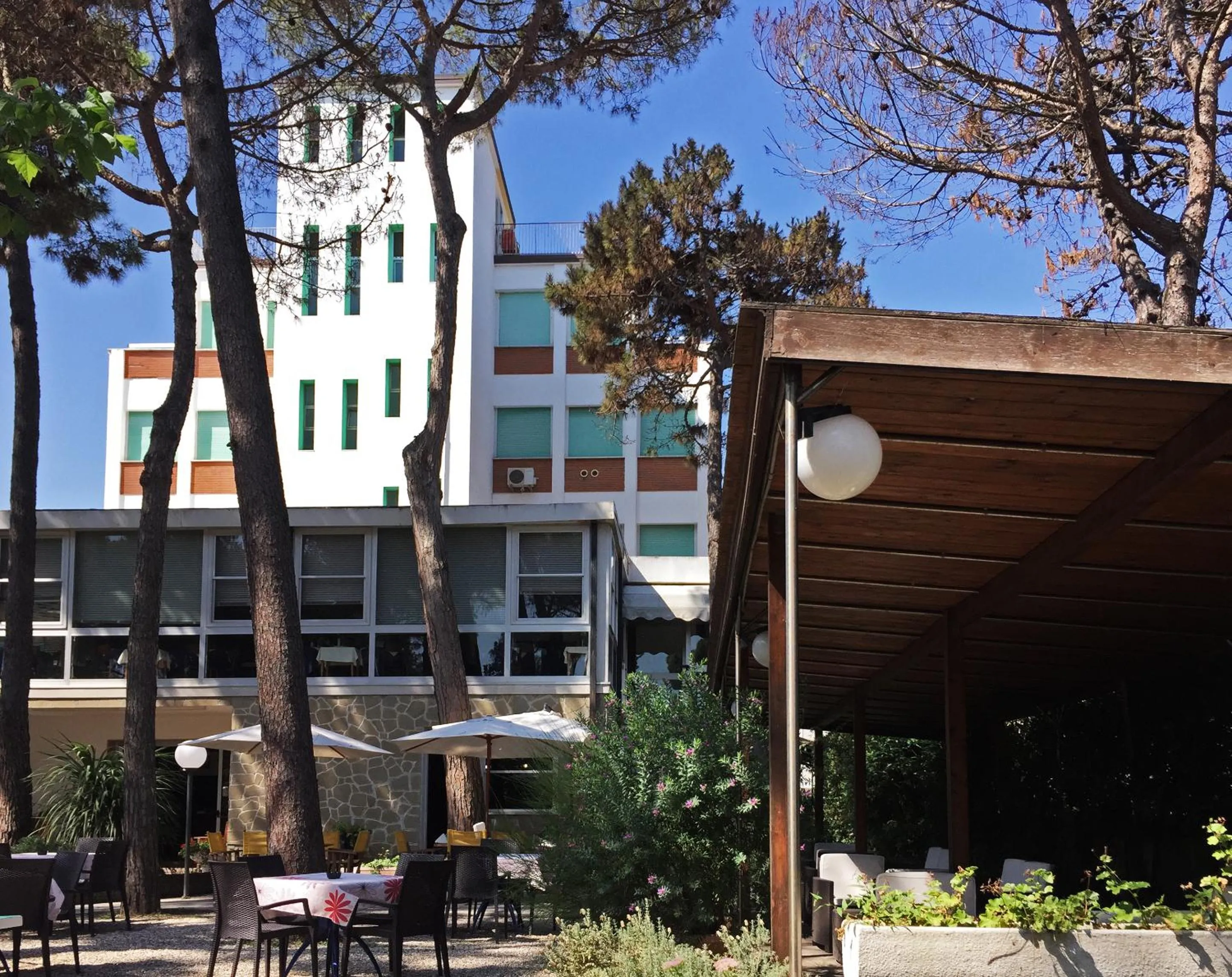 Garden view in B&B Promenade Hotel Simple con Piscina