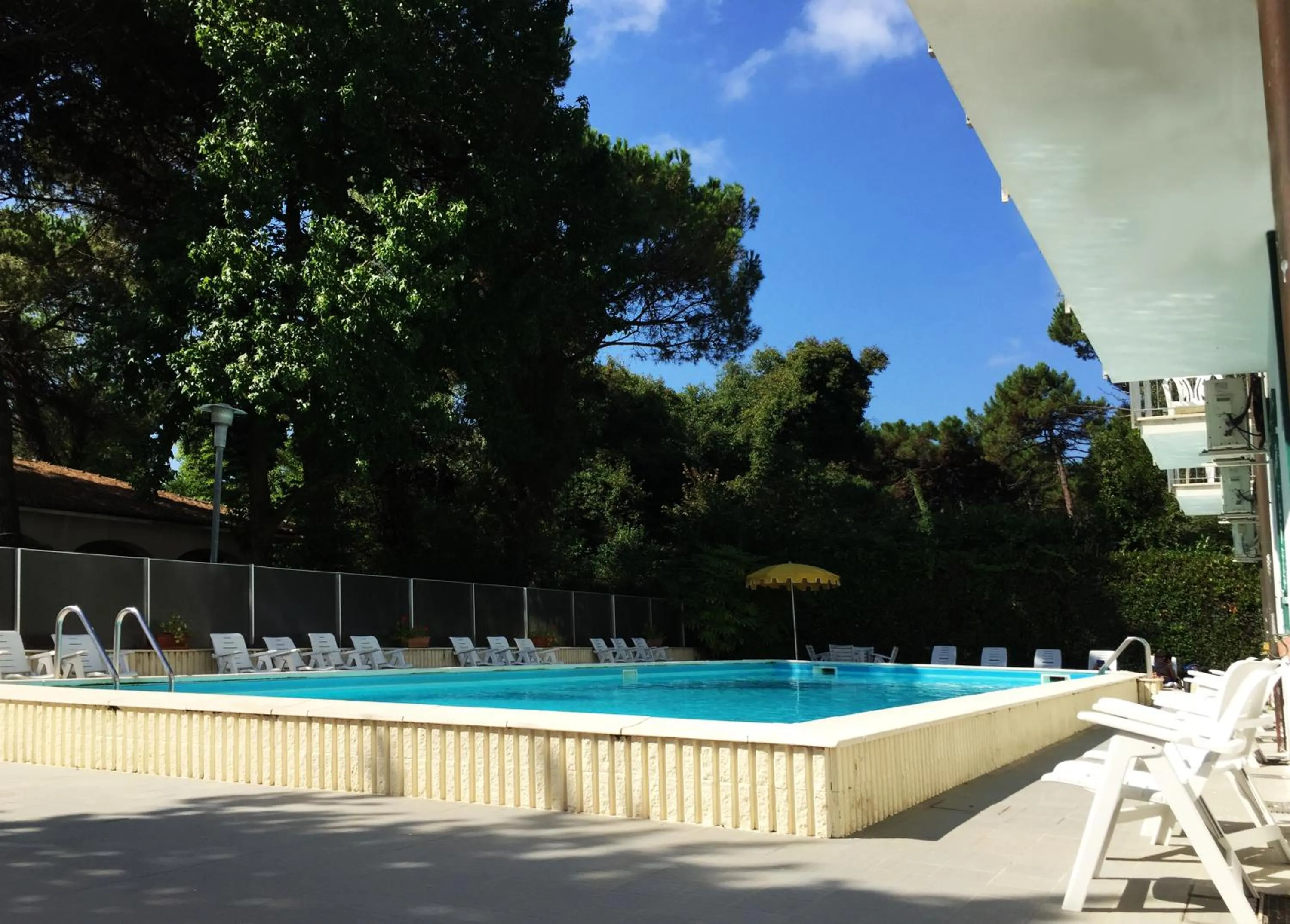 Pool view in B&B Promenade Hotel Simple con Piscina