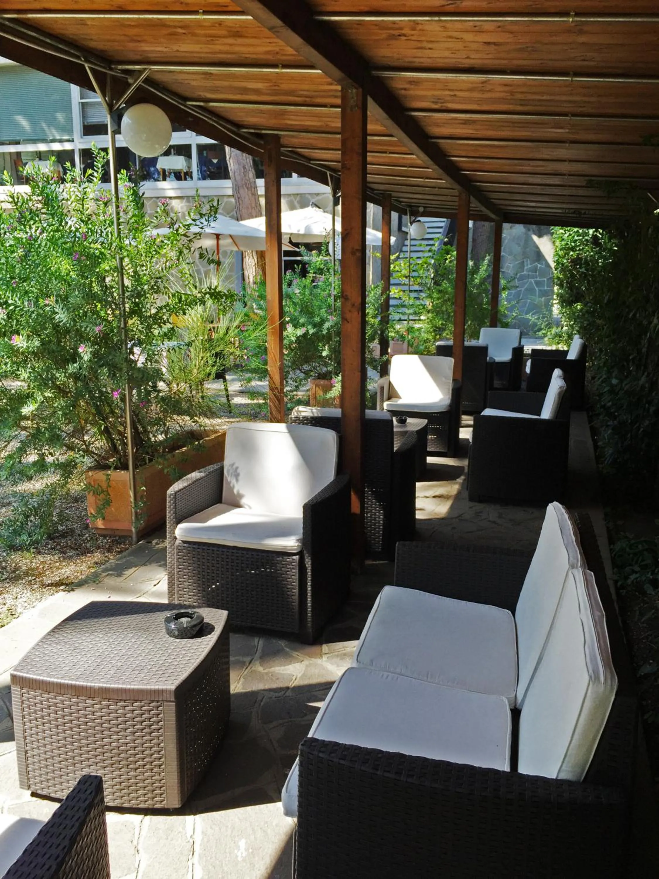 Garden view in B&B Promenade Hotel Simple con Piscina