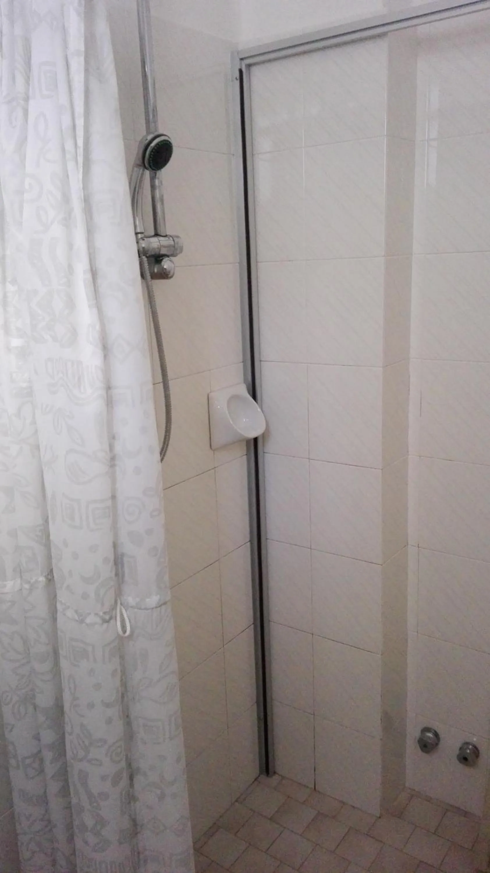 Shower in B&B Promenade Hotel Simple con Piscina