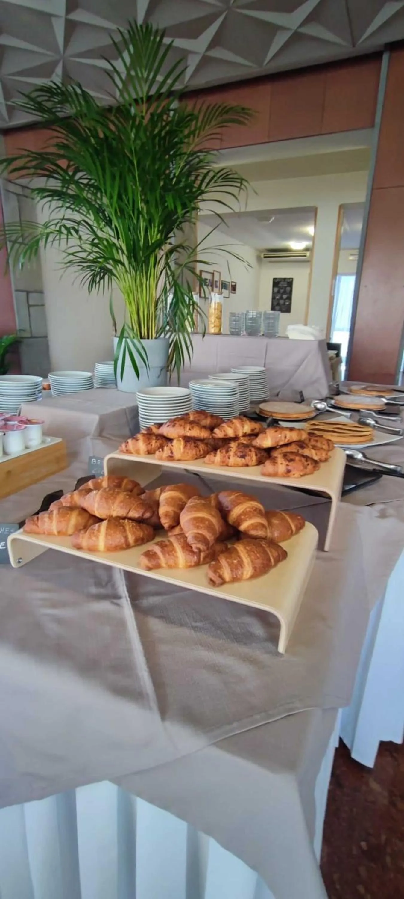 Breakfast in B&B Promenade Hotel Simple con Piscina
