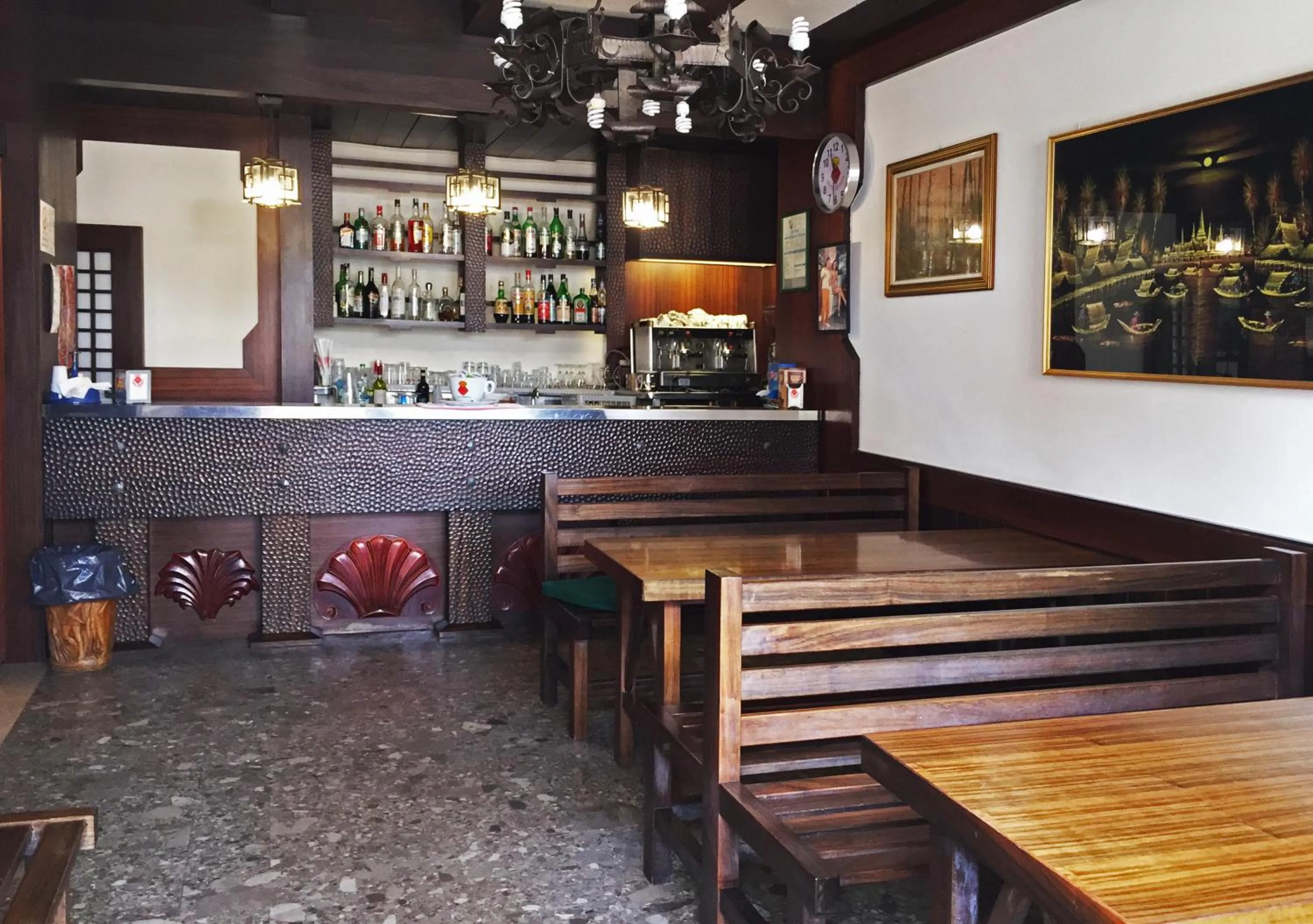 Lounge or bar in B&B Promenade Hotel Simple con Piscina